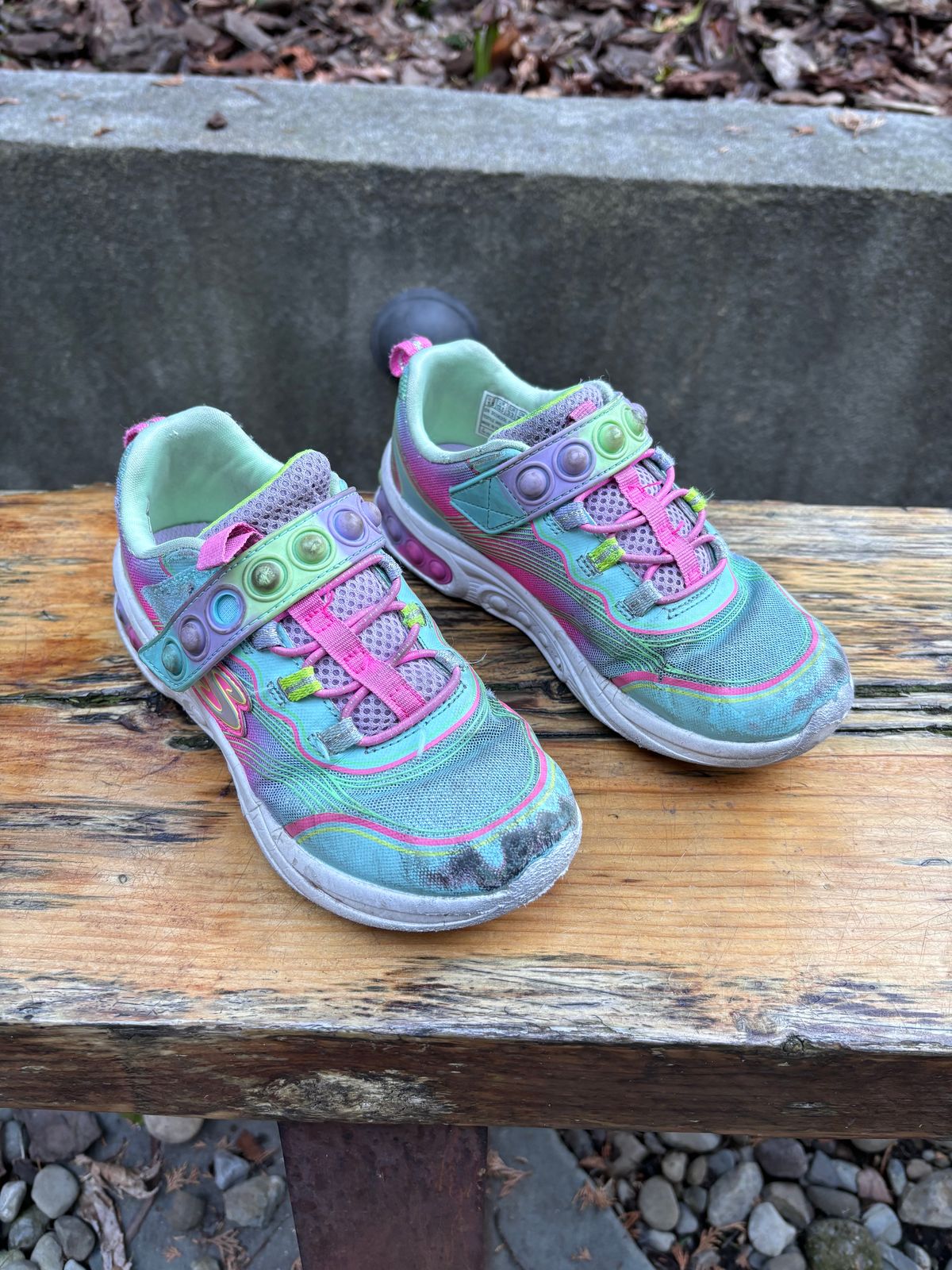 Photo by Way2Jeff on February 6, 2024 of the Skechers Kids Sport-Skech Pops in Synthetic.