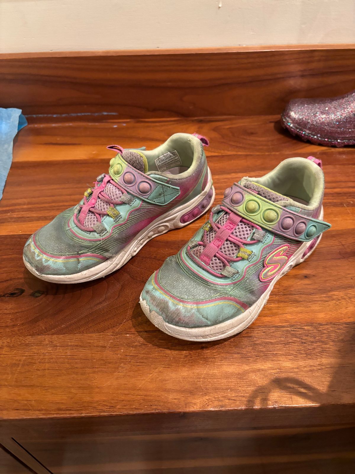 Photo by Way2Jeff on March 6, 2024 of the Skechers Kids Sport-Skech Pops in Synthetic.