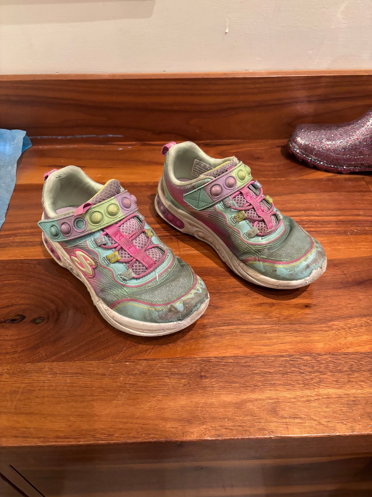 Photo by Way2Jeff on March 6, 2024 of the Skechers Kids Sport-Skech Pops in Synthetic.