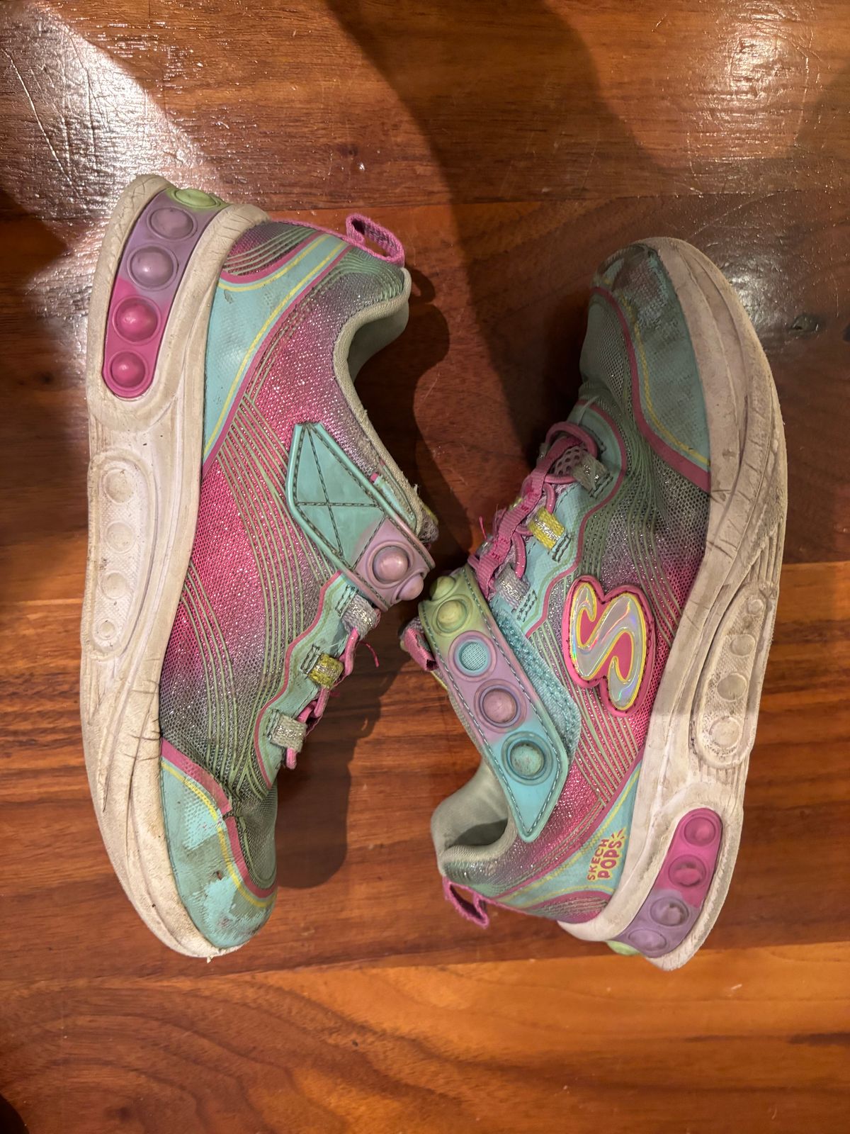 Photo by Way2Jeff on March 6, 2024 of the Skechers Kids Sport-Skech Pops in Synthetic.