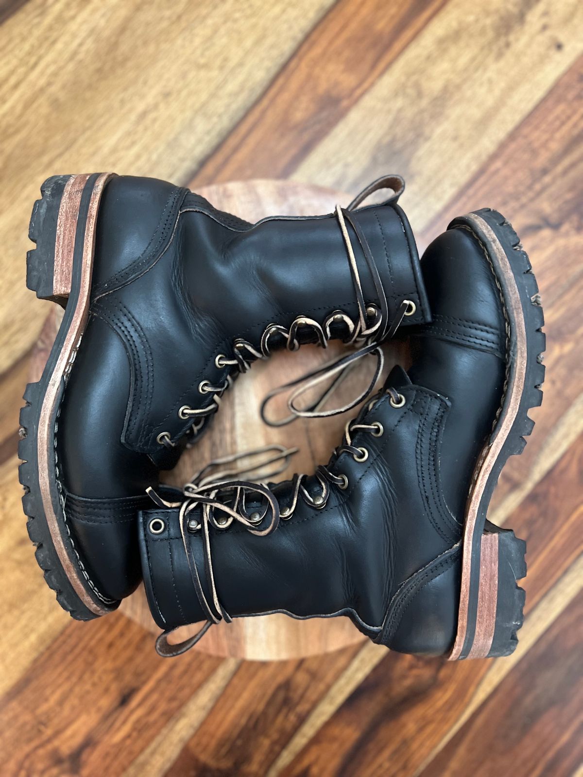 Photo by hopsandleather on November 3, 2023 of the Nicks MTO in Wickett & Craig Black Oiled Latigo.