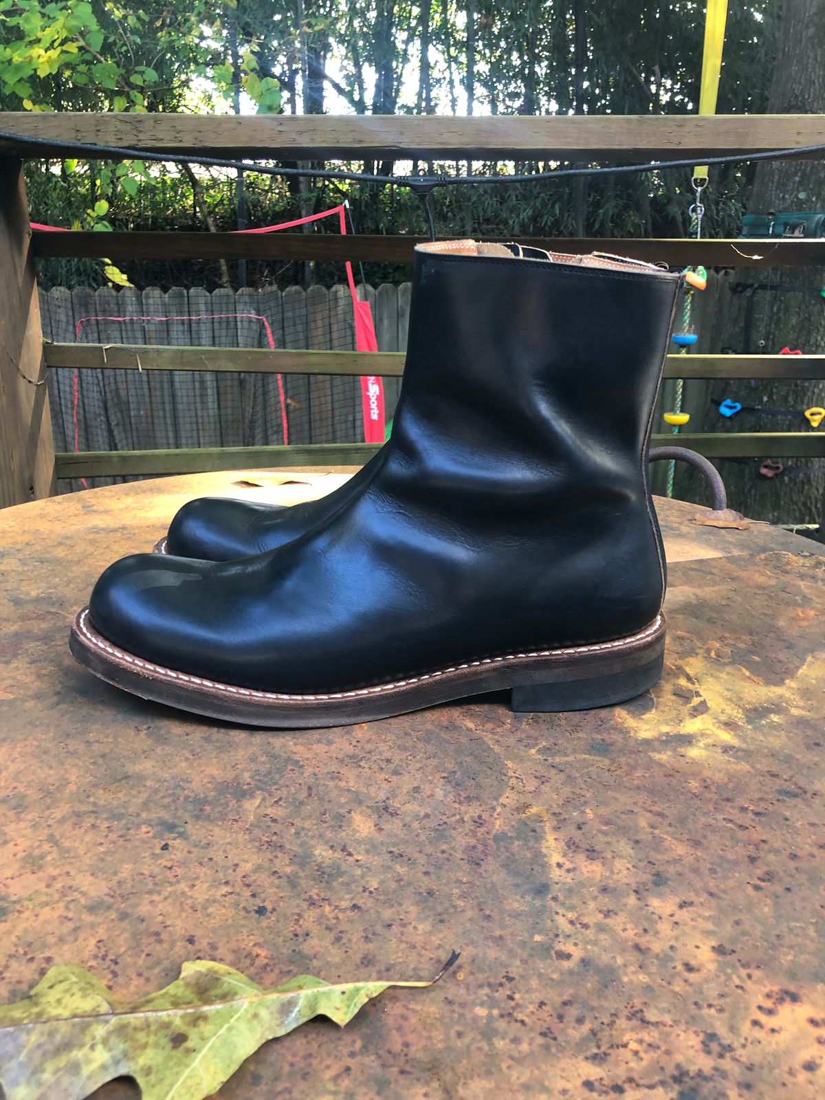 Photo by snakeplisskin on November 1, 2022 of the Rolling Dub Trio Casper Boot in Horween Black Teacore Chromexcel.
