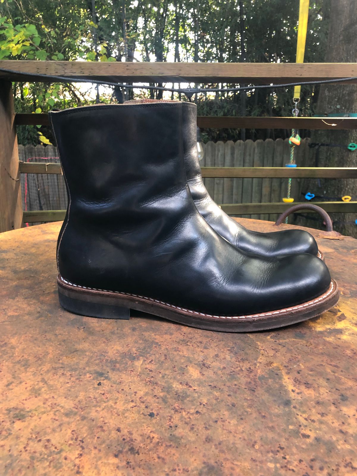 Photo by snakeplisskin on November 1, 2022 of the Rolling Dub Trio Casper Boot in Horween Black Teacore Chromexcel.