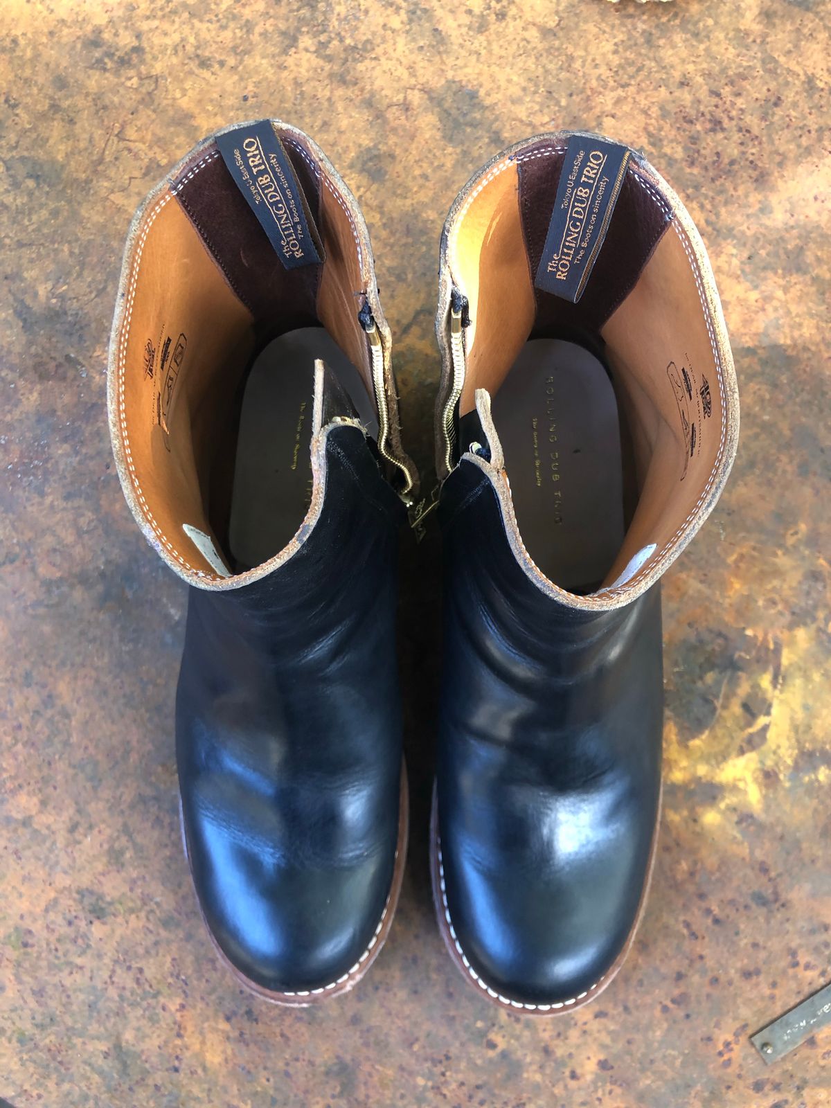 Photo by snakeplisskin on November 1, 2022 of the Rolling Dub Trio Casper Boot in Horween Black Teacore Chromexcel.