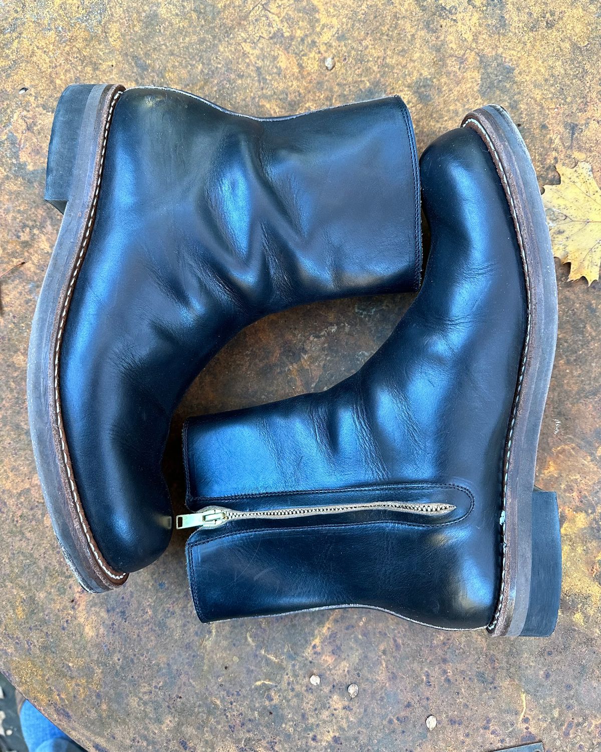 Photo by snakeplisskin on December 1, 2022 of the Rolling Dub Trio Casper Boot in Horween Black Teacore Chromexcel.