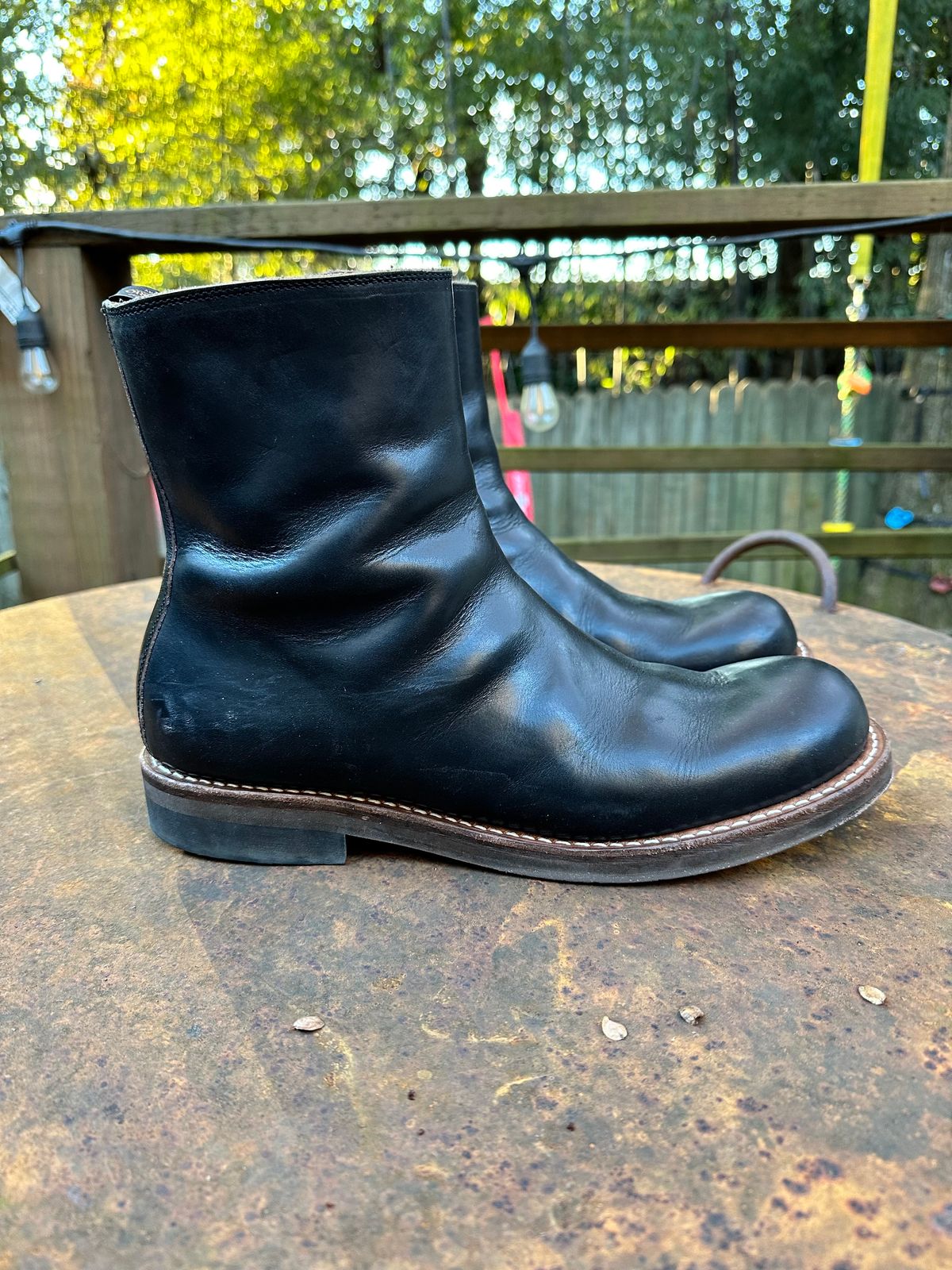 Photo by snakeplisskin on December 1, 2022 of the Rolling Dub Trio Casper Boot in Horween Black Teacore Chromexcel.