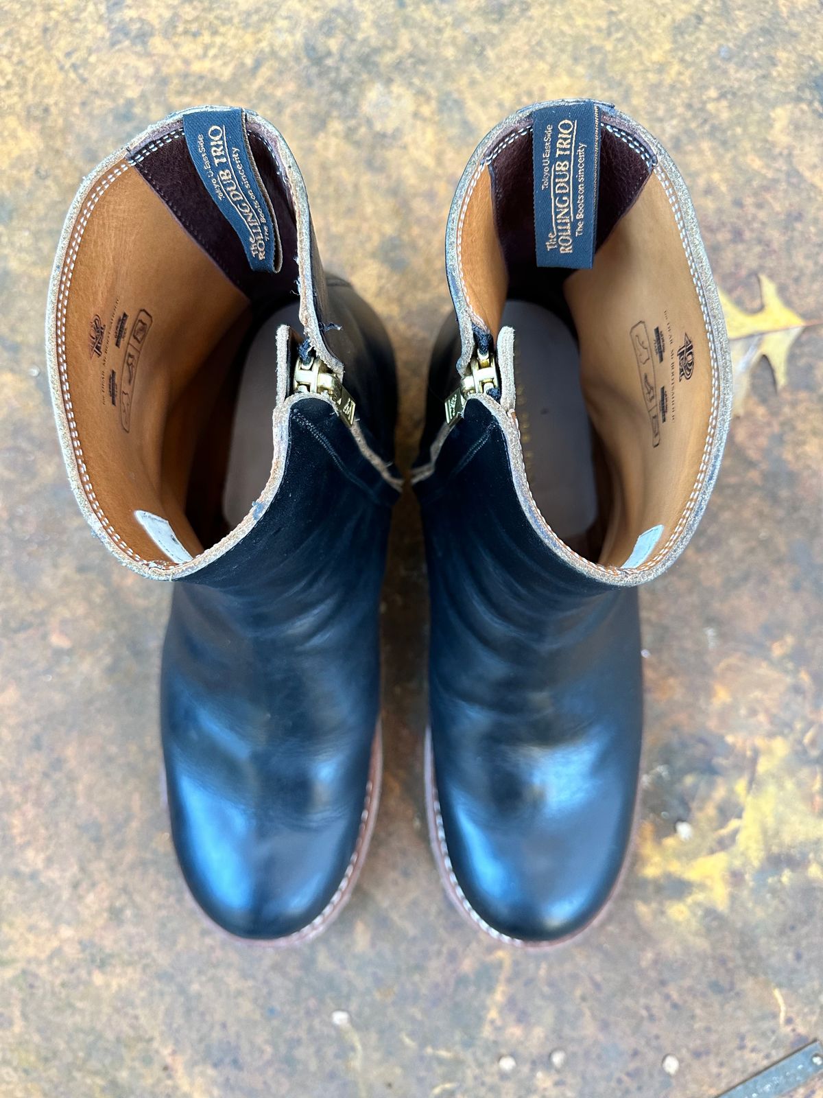 Photo by snakeplisskin on December 1, 2022 of the Rolling Dub Trio Casper Boot in Horween Black Teacore Chromexcel.