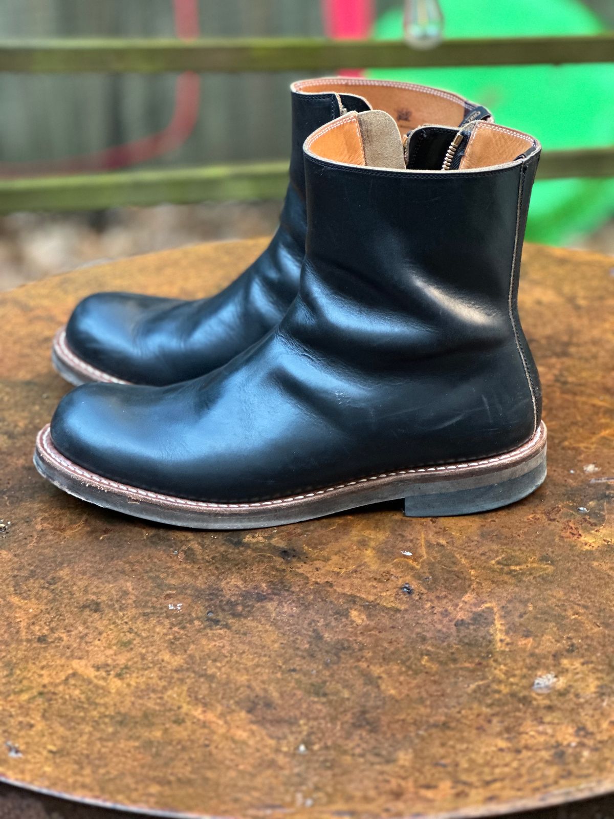 Photo by snakeplisskin on January 2, 2023 of the Rolling Dub Trio Casper Boot in Horween Black Teacore Chromexcel.