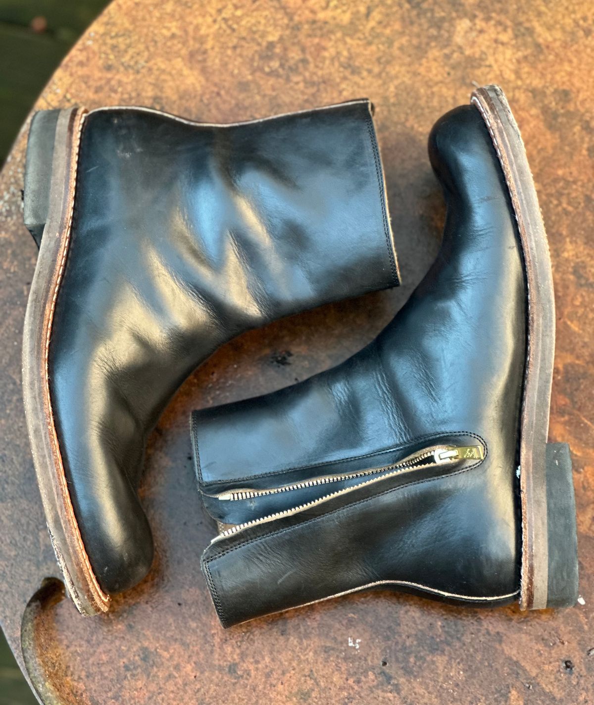 Photo by snakeplisskin on January 2, 2023 of the Rolling Dub Trio Casper Boot in Horween Black Teacore Chromexcel.