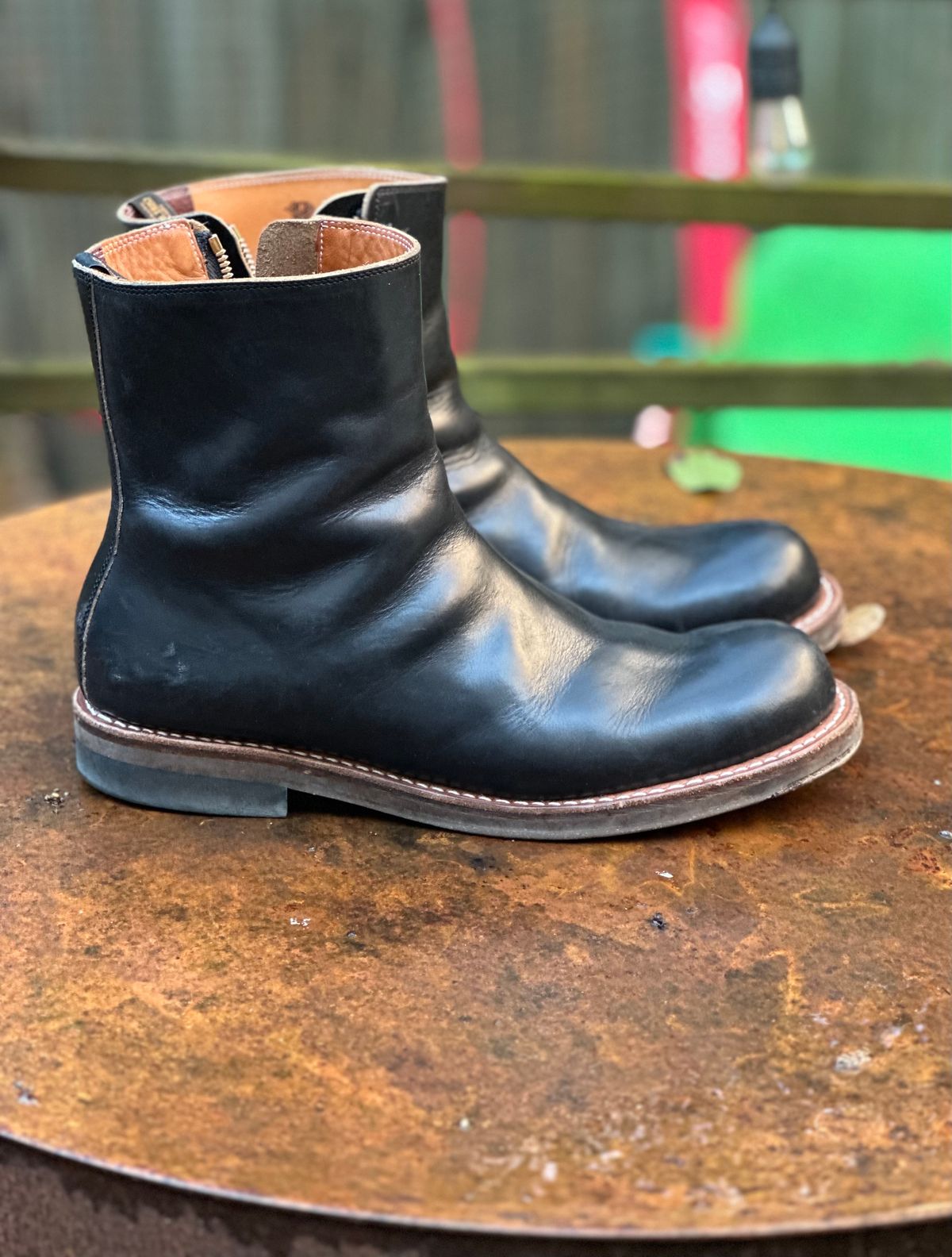 Photo by snakeplisskin on January 2, 2023 of the Rolling Dub Trio Casper Boot in Horween Black Teacore Chromexcel.