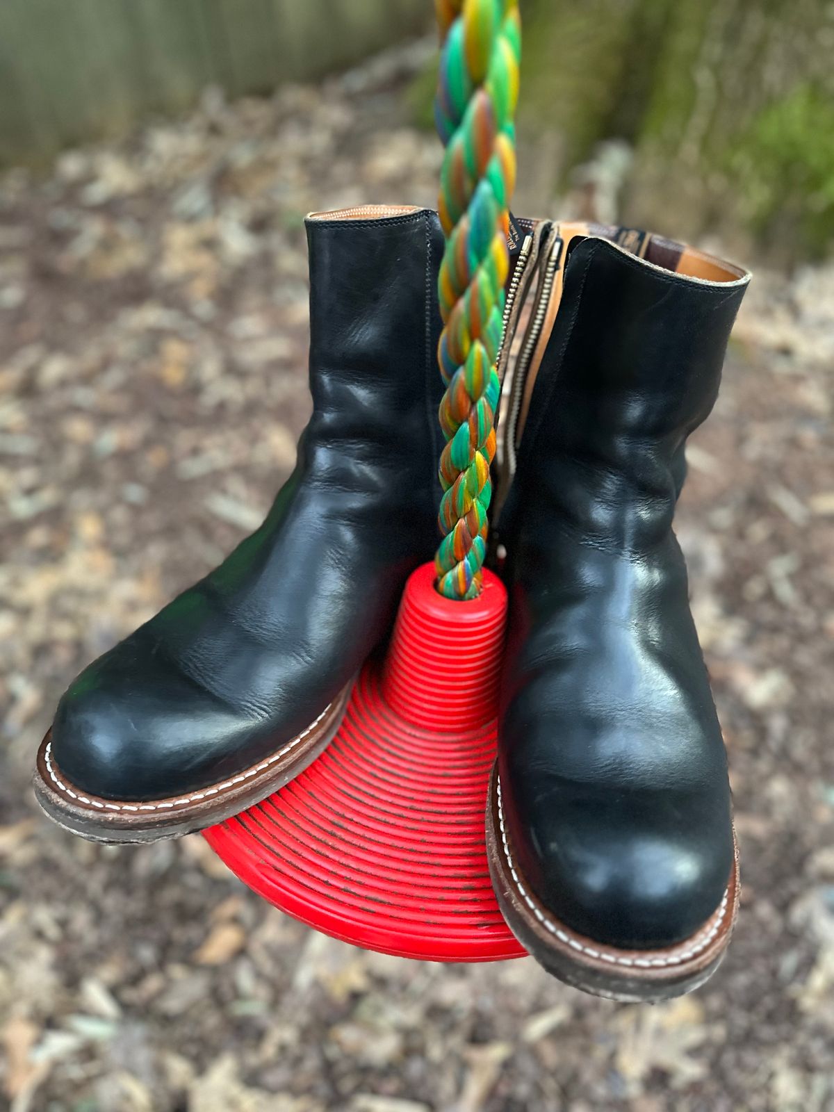 Photo by snakeplisskin on February 3, 2023 of the Rolling Dub Trio Casper Boot in Horween Black Teacore Chromexcel.