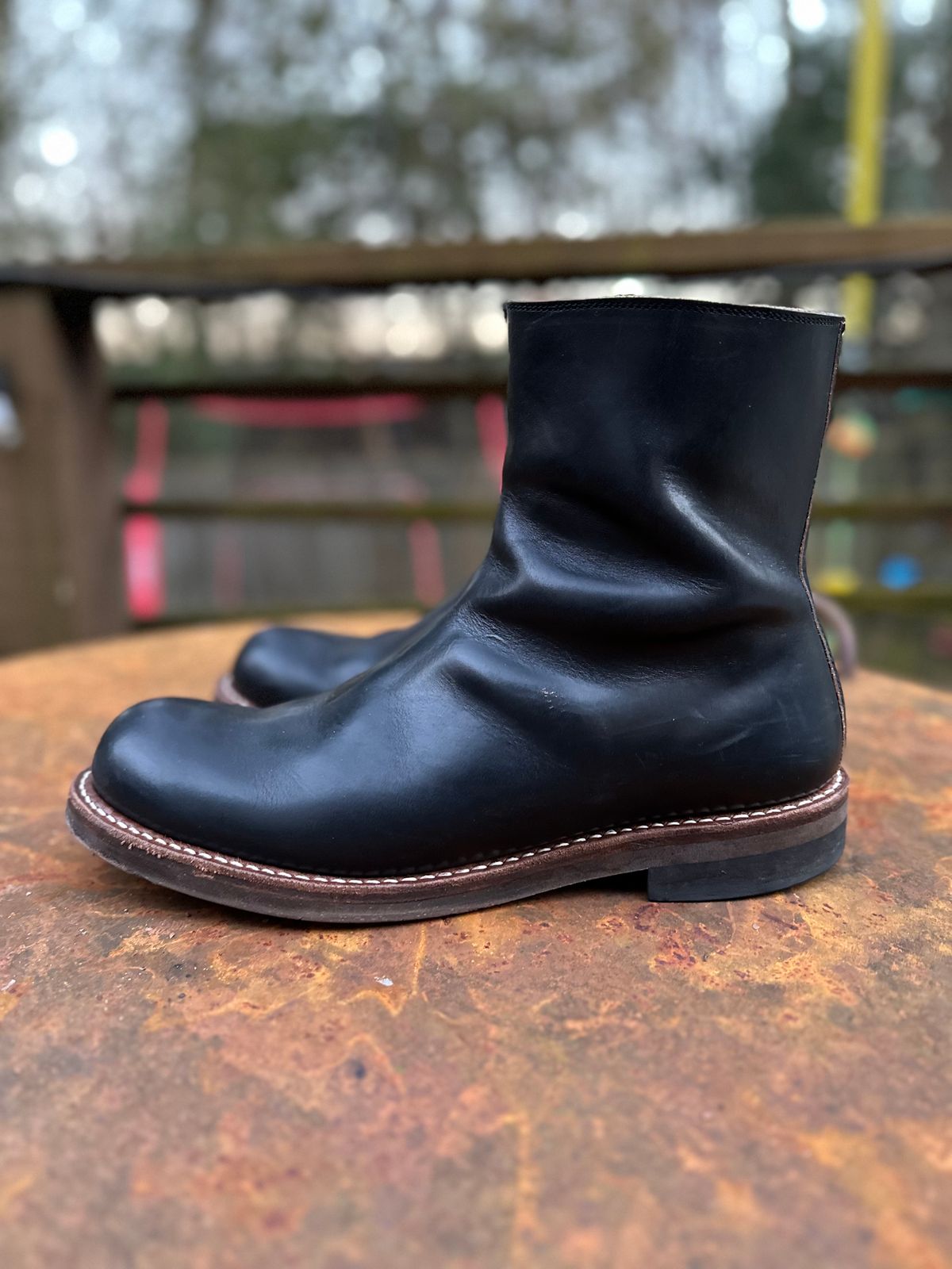 Photo by snakeplisskin on February 3, 2023 of the Rolling Dub Trio Casper Boot in Horween Black Teacore Chromexcel.