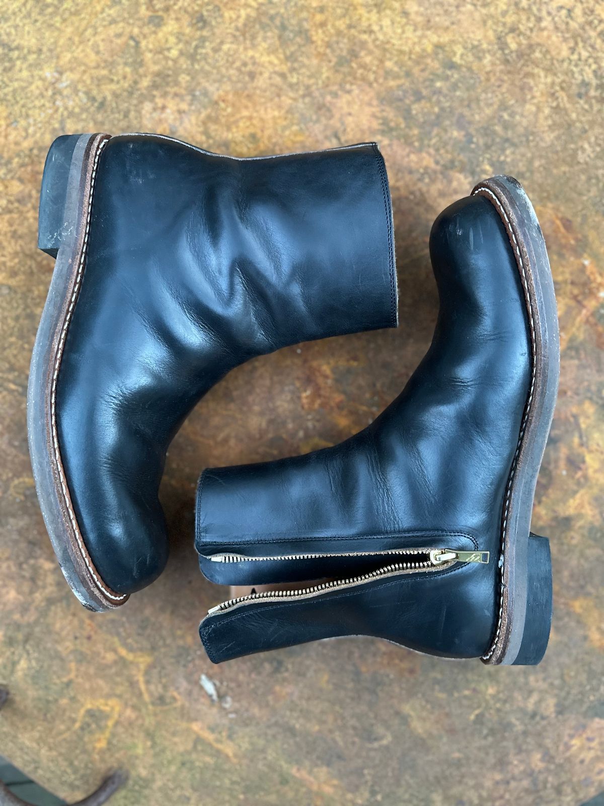 Photo by snakeplisskin on February 3, 2023 of the Rolling Dub Trio Casper Boot in Horween Black Teacore Chromexcel.