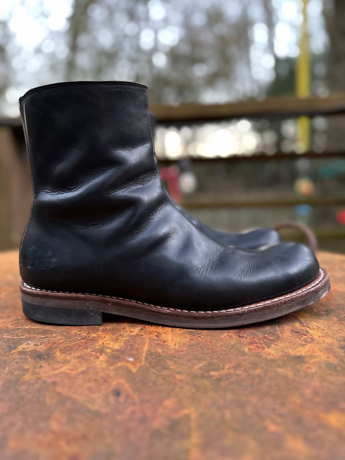 Photo by snakeplisskin on February 3, 2023 of the Rolling Dub Trio Casper Boot in Horween Black Teacore Chromexcel.