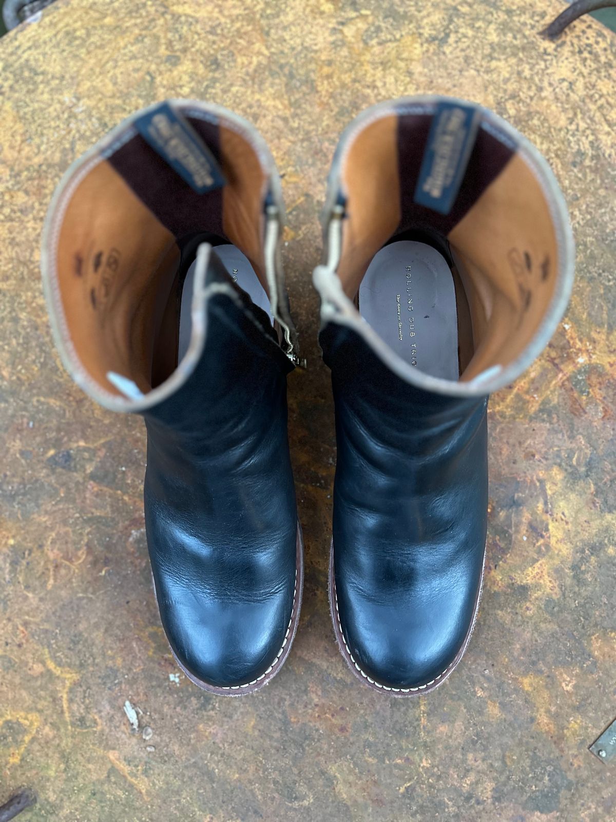 Photo by snakeplisskin on February 3, 2023 of the Rolling Dub Trio Casper Boot in Horween Black Teacore Chromexcel.