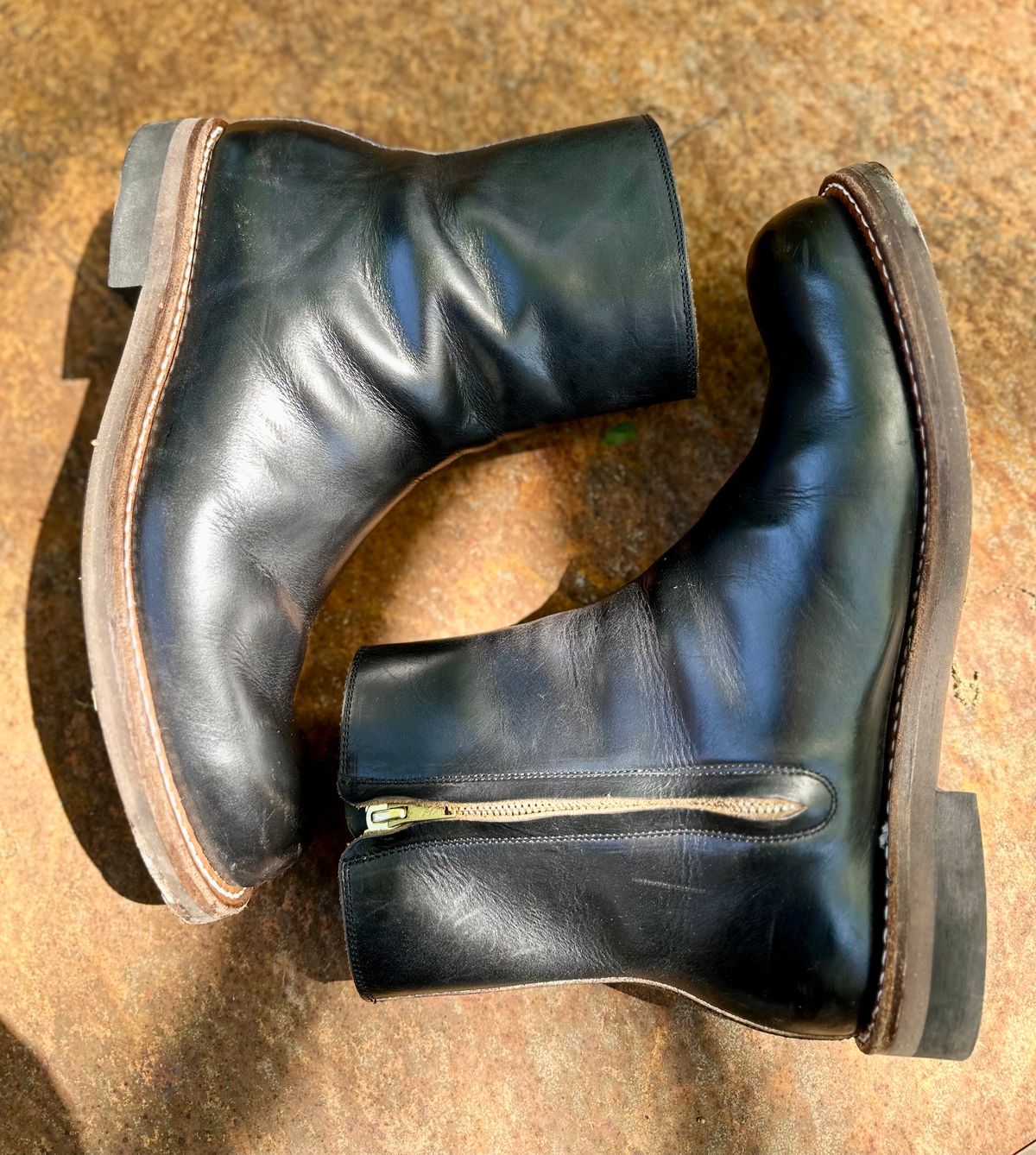 Photo by snakeplisskin on April 1, 2023 of the Rolling Dub Trio Casper Boot in Horween Black Teacore Chromexcel.