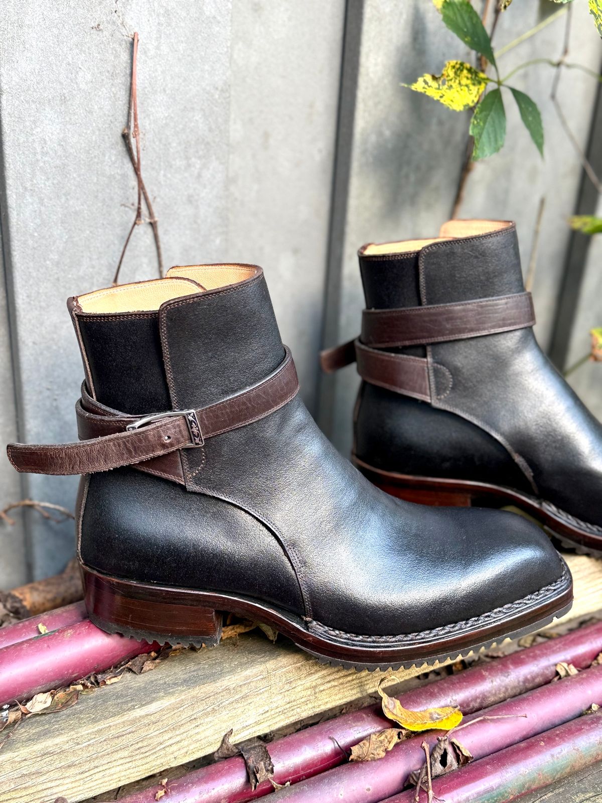 Photo by amara on October 1, 2025 of the Amara hark-weber Custom in Horween Black Waxed Flesh.