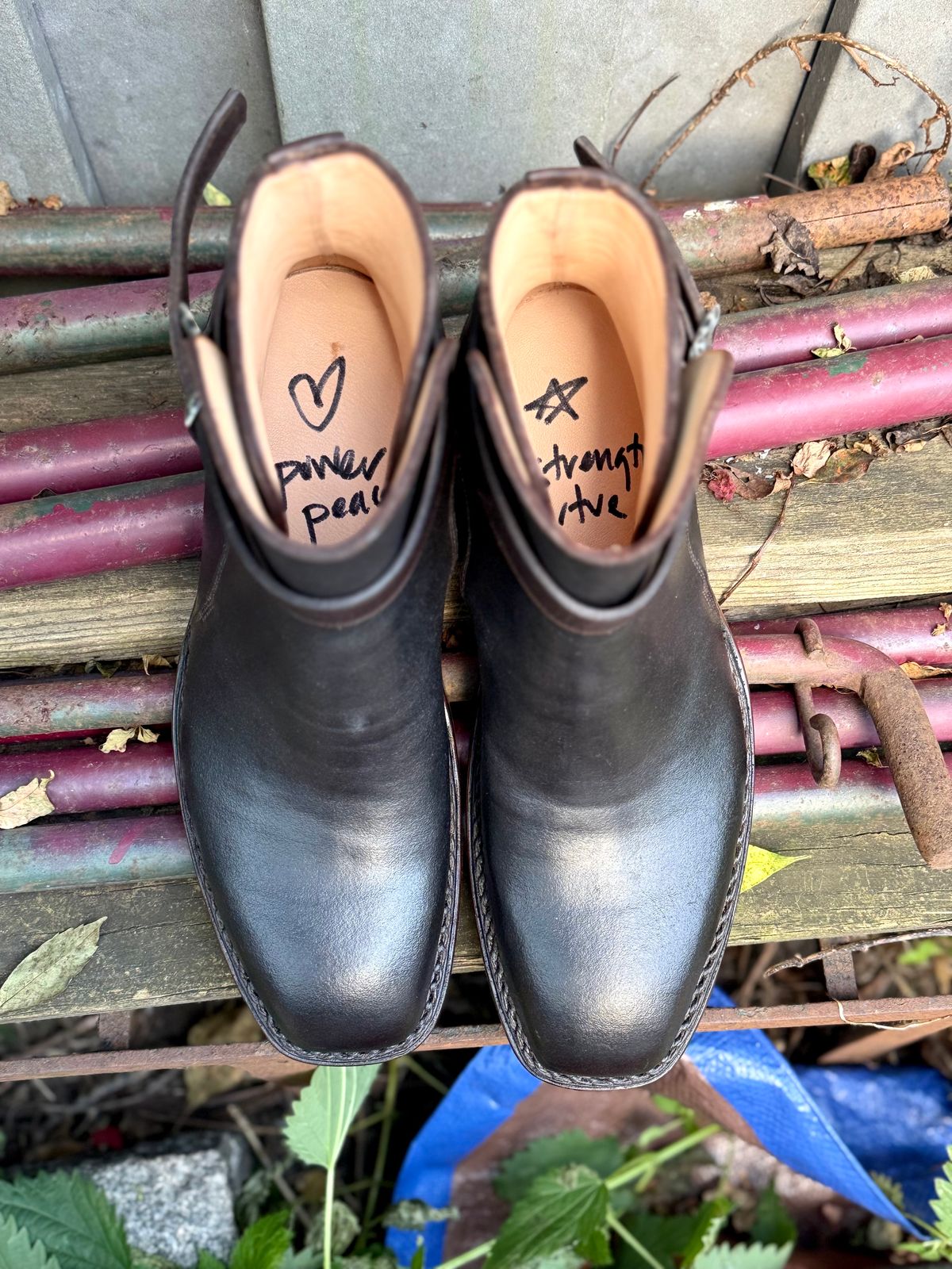 Photo by amara on October 1, 2025 of the Amara hark-weber Custom in Horween Black Waxed Flesh.