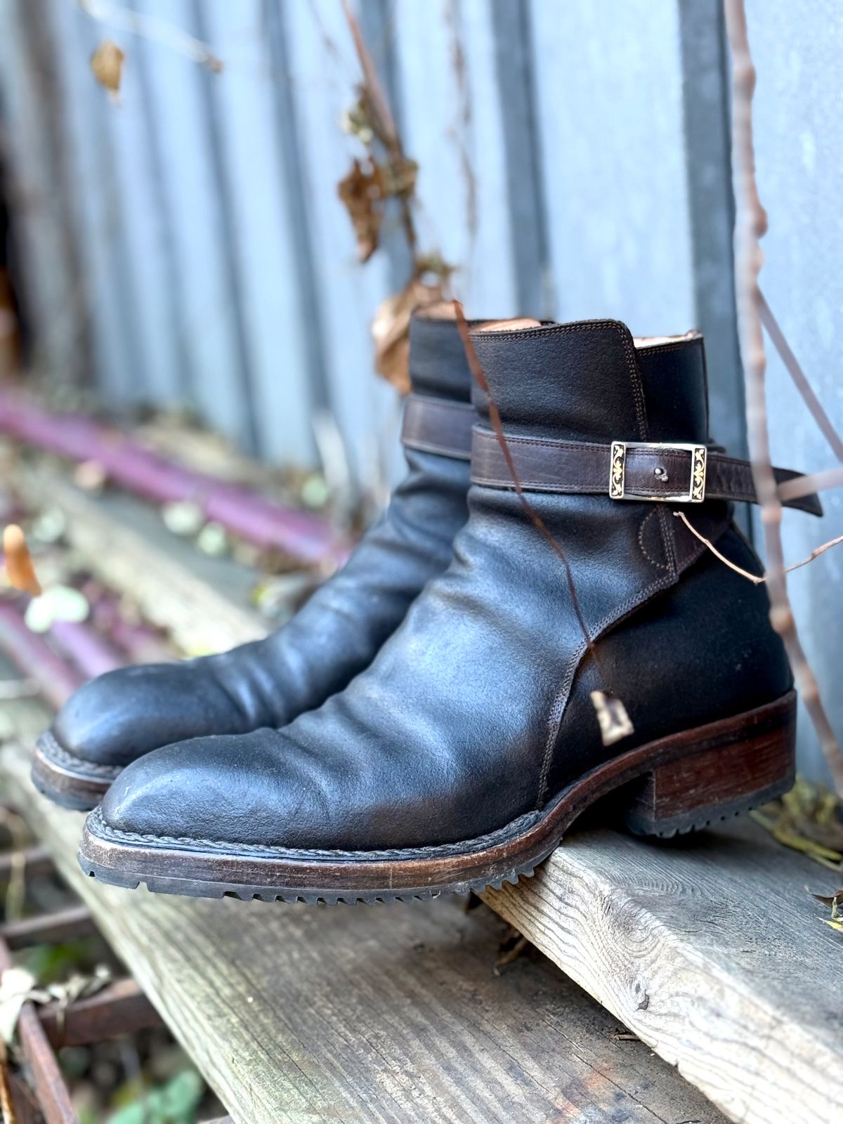 Photo by amara on November 3, 2025 of the Amara hark-weber Custom in Horween Black Waxed Flesh.