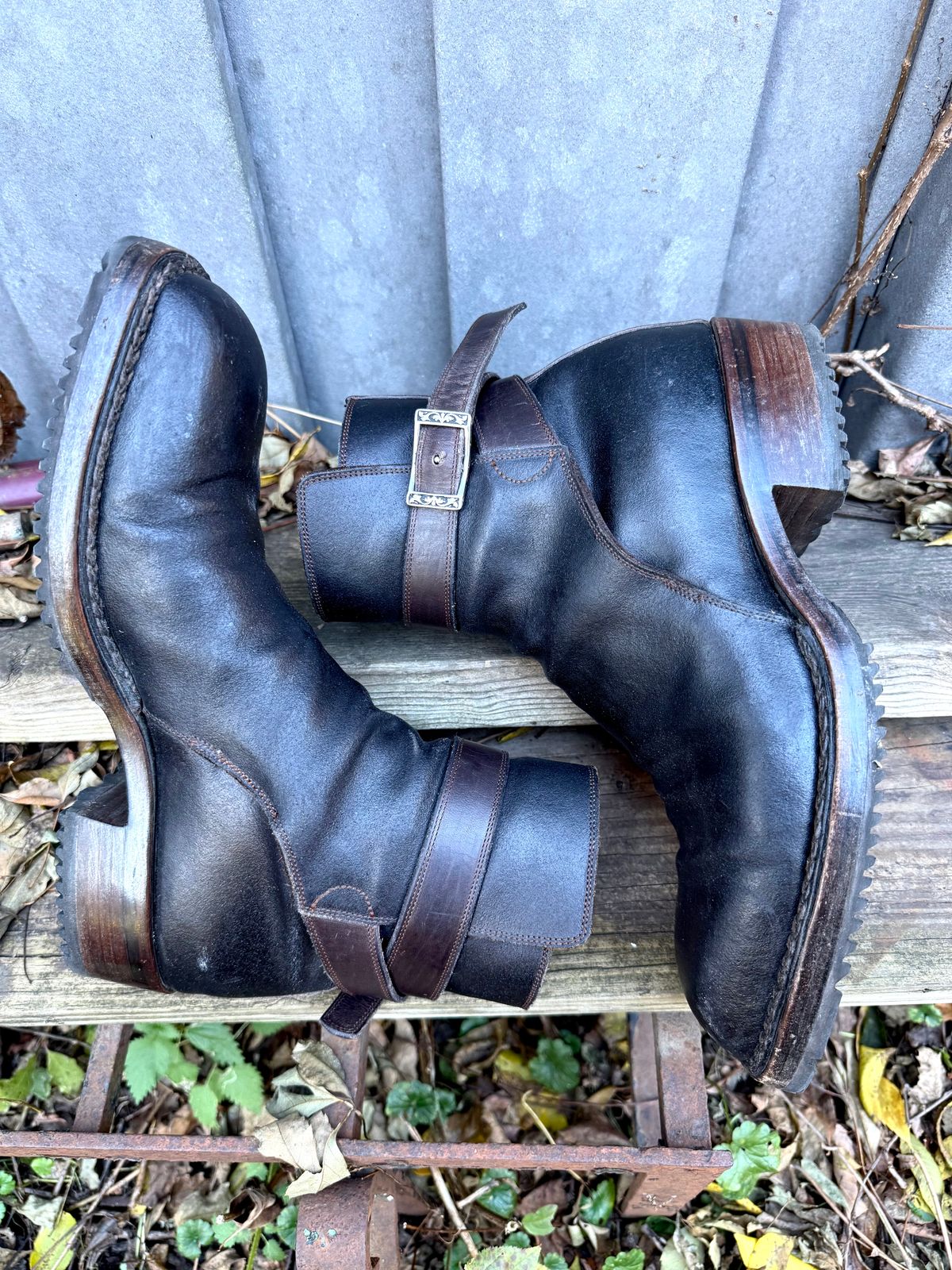Photo by amara on November 3, 2025 of the Amara hark-weber Custom in Horween Black Waxed Flesh.
