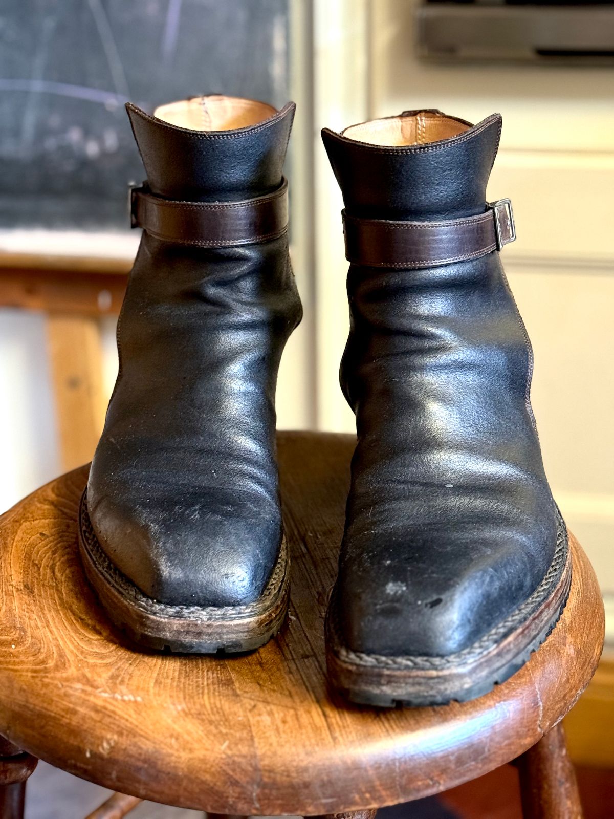 Photo by amara on December 2, 2025 of the Amara hark-weber Custom in Horween Black Waxed Flesh.