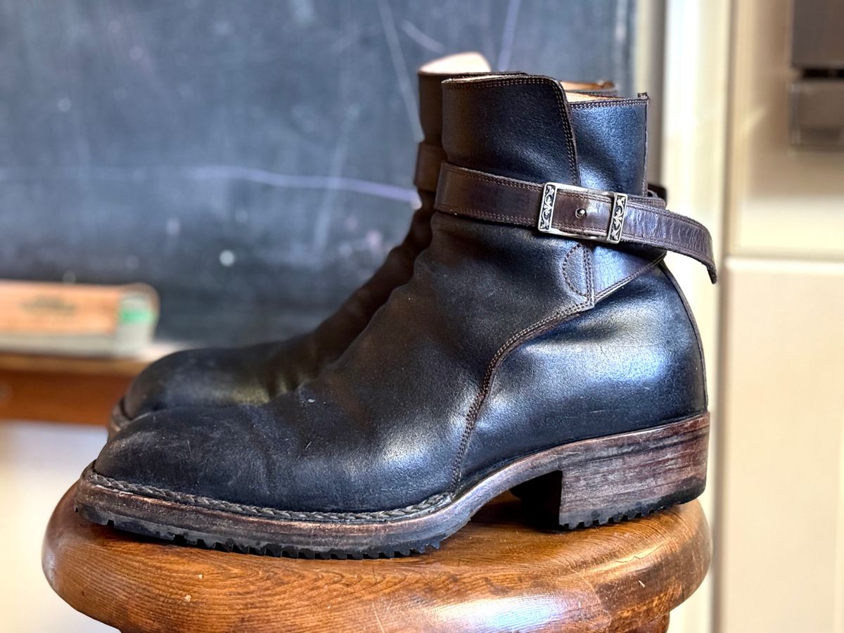 Photo by amara on December 2, 2025 of the Amara hark-weber Custom in Horween Black Waxed Flesh.