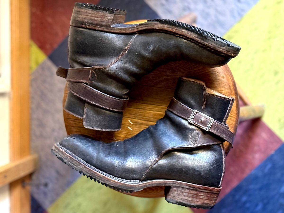 Photo by amara on December 2, 2025 of the Amara hark-weber Custom in Horween Black Waxed Flesh.