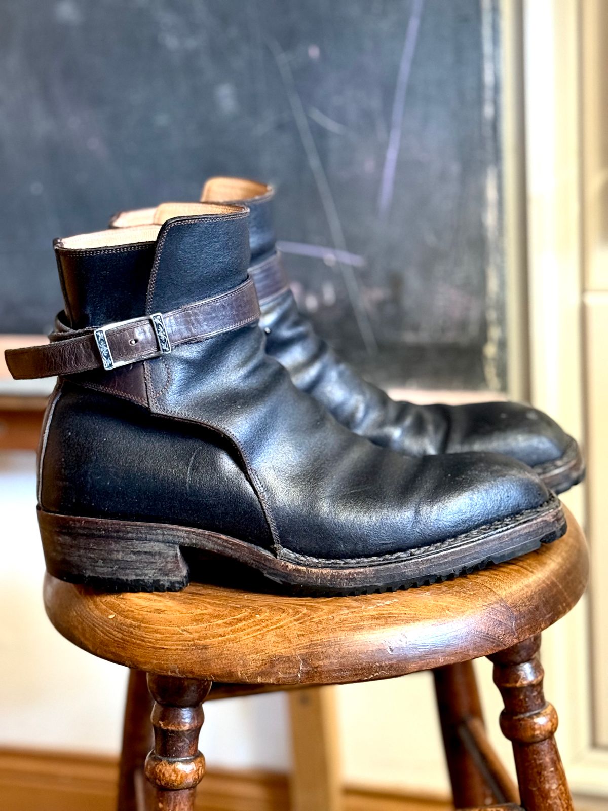 Photo by amara on December 2, 2025 of the Amara hark-weber Custom in Horween Black Waxed Flesh.