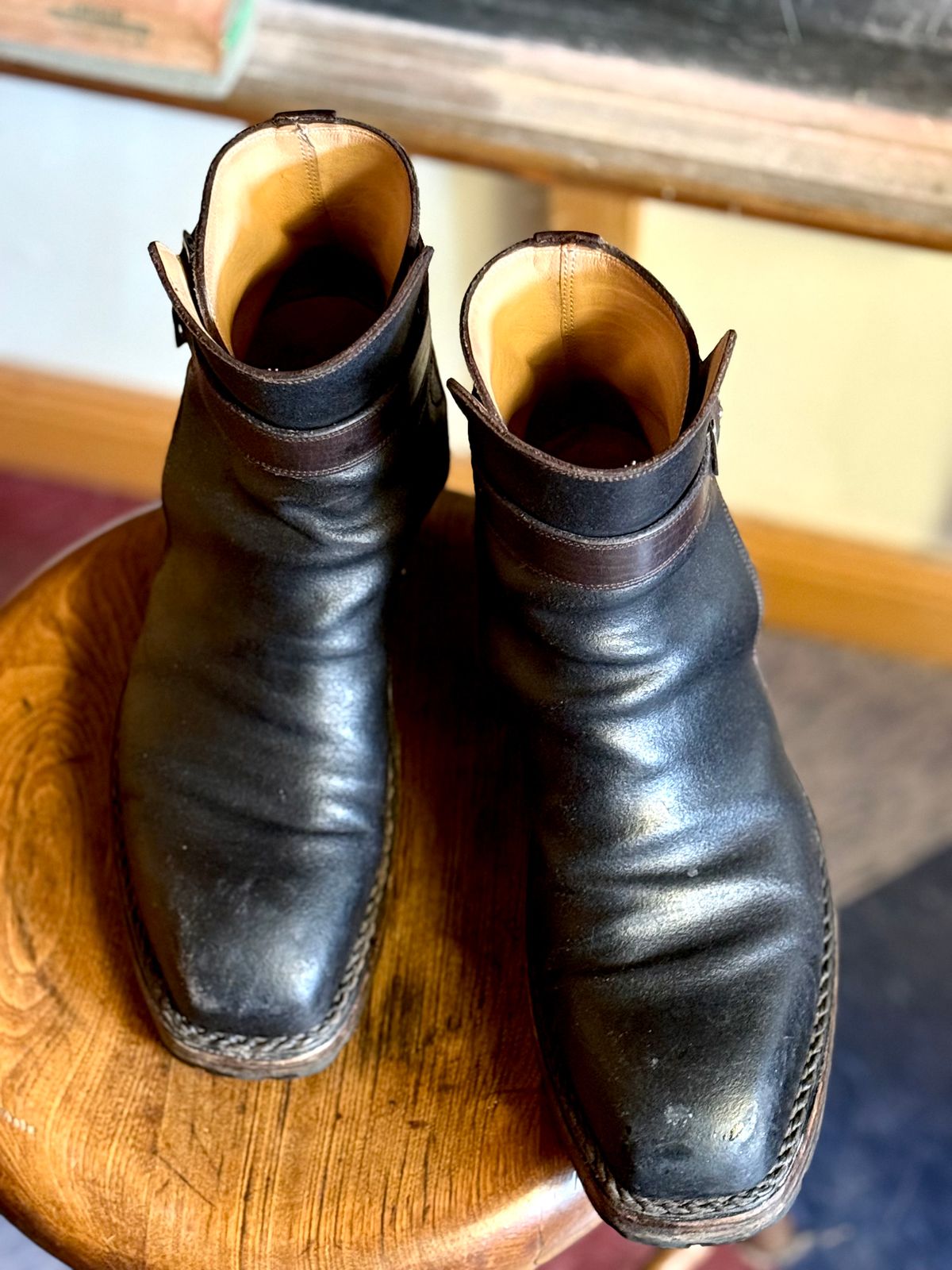 Photo by amara on December 2, 2025 of the Amara hark-weber Custom in Horween Black Waxed Flesh.
