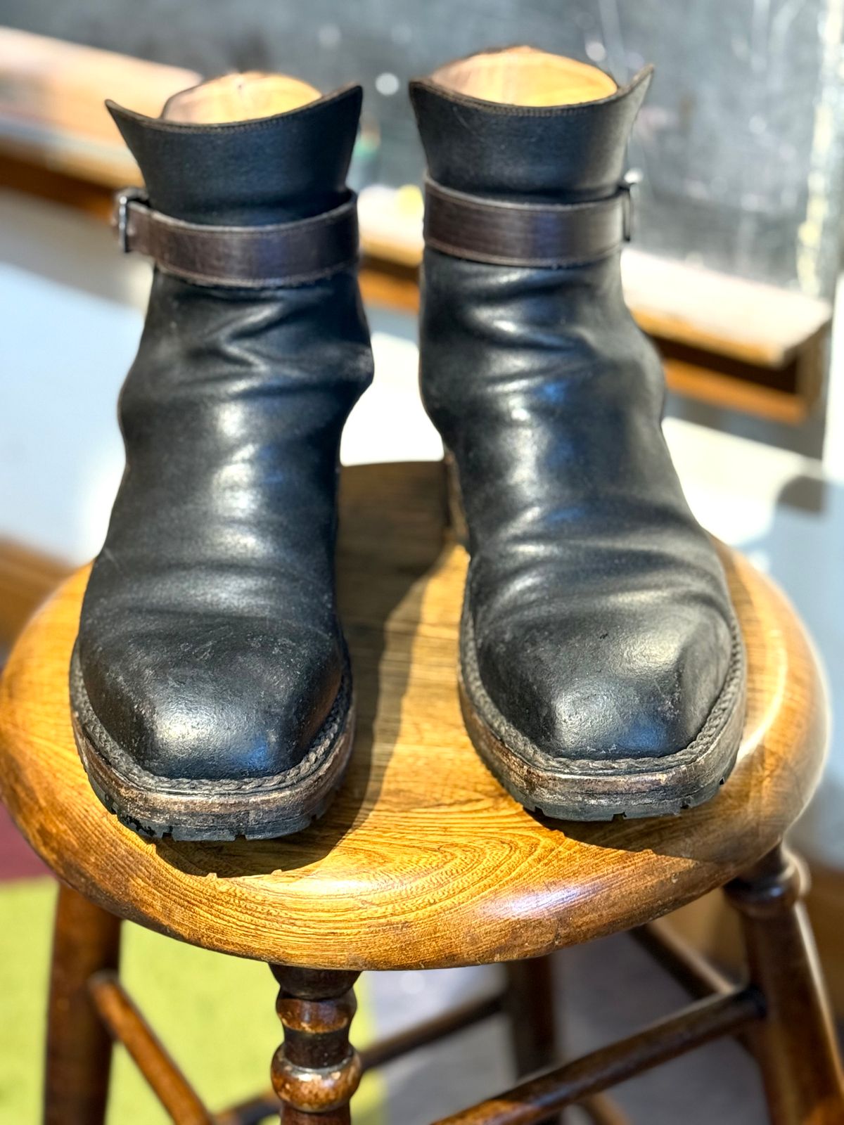 Photo by amara on January 2, 2026 of the Amara hark-weber Custom in Horween Black Waxed Flesh.