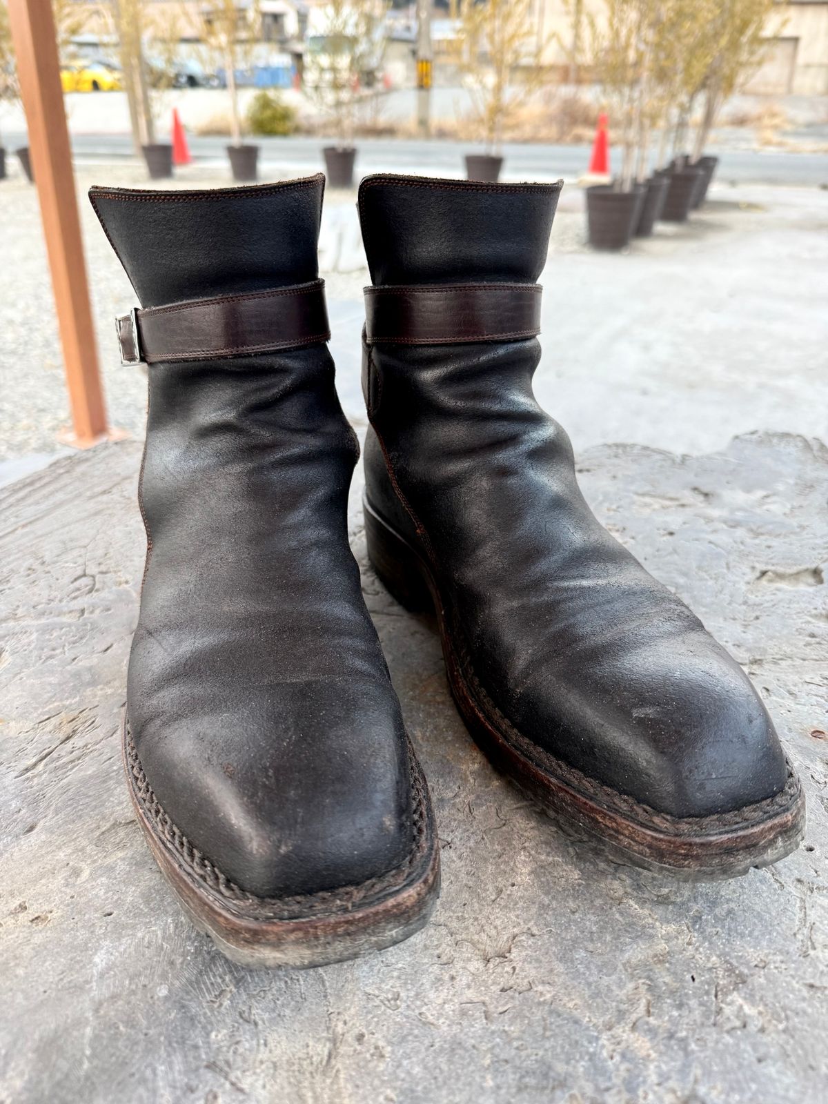 Photo by amara on February 4, 2026 of the Amara hark-weber Custom in Horween Black Waxed Flesh.