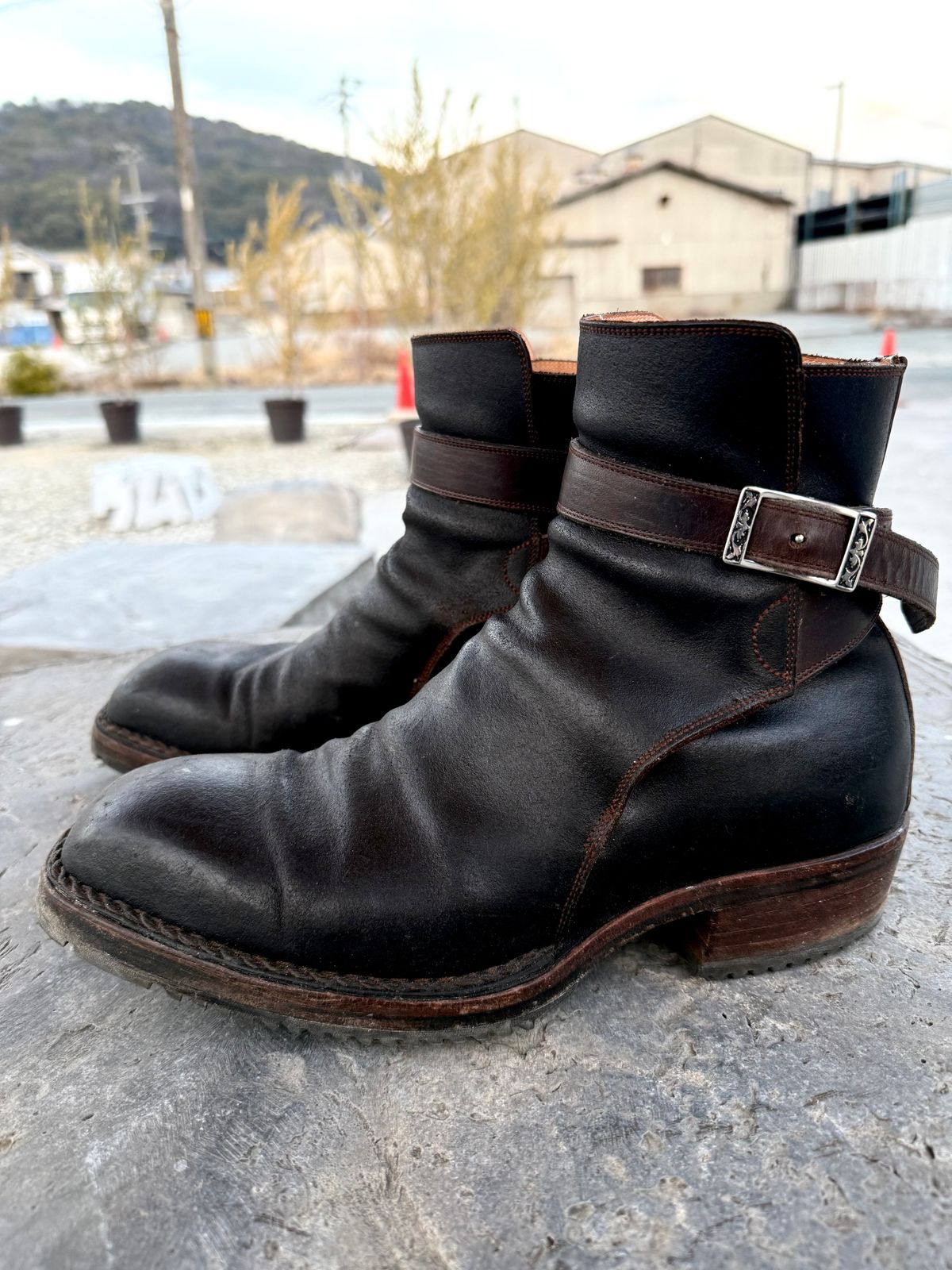 Photo by amara on February 4, 2026 of the Amara hark-weber Custom in Horween Black Waxed Flesh.