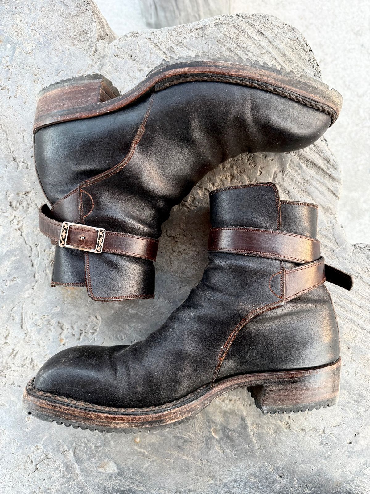 Photo by amara on February 4, 2026 of the Amara hark-weber Custom in Horween Black Waxed Flesh.