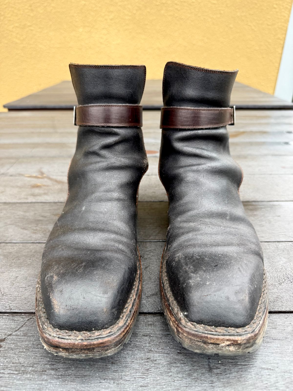 Photo by amara on March 3, 2026 of the Amara hark-weber Custom in Horween Black Waxed Flesh.