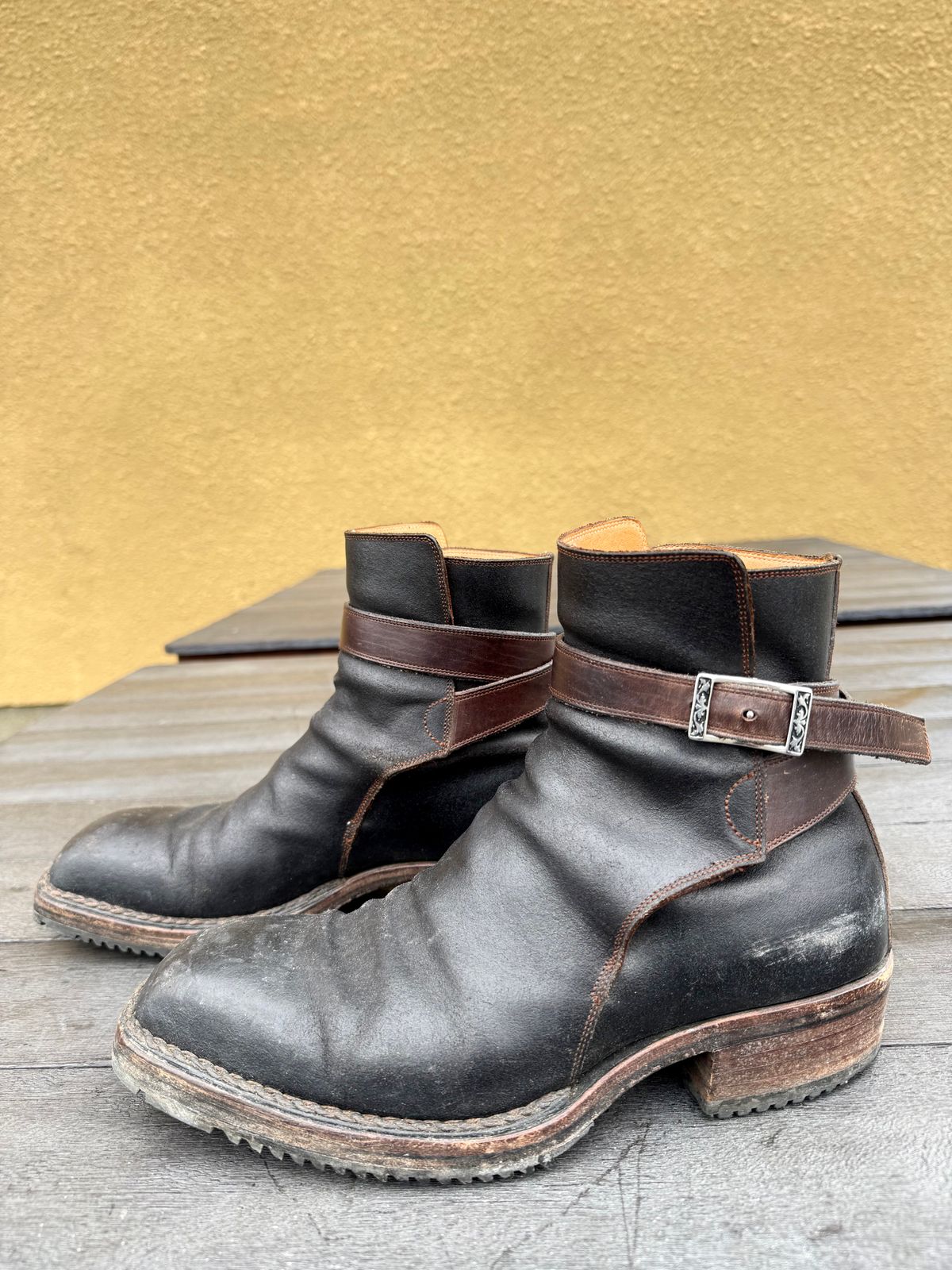 Photo by amara on March 3, 2026 of the Amara hark-weber Custom in Horween Black Waxed Flesh.