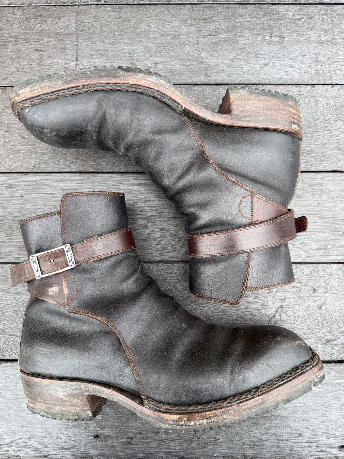 Photo by amara on March 3, 2026 of the Amara hark-weber Custom in Horween Black Waxed Flesh.