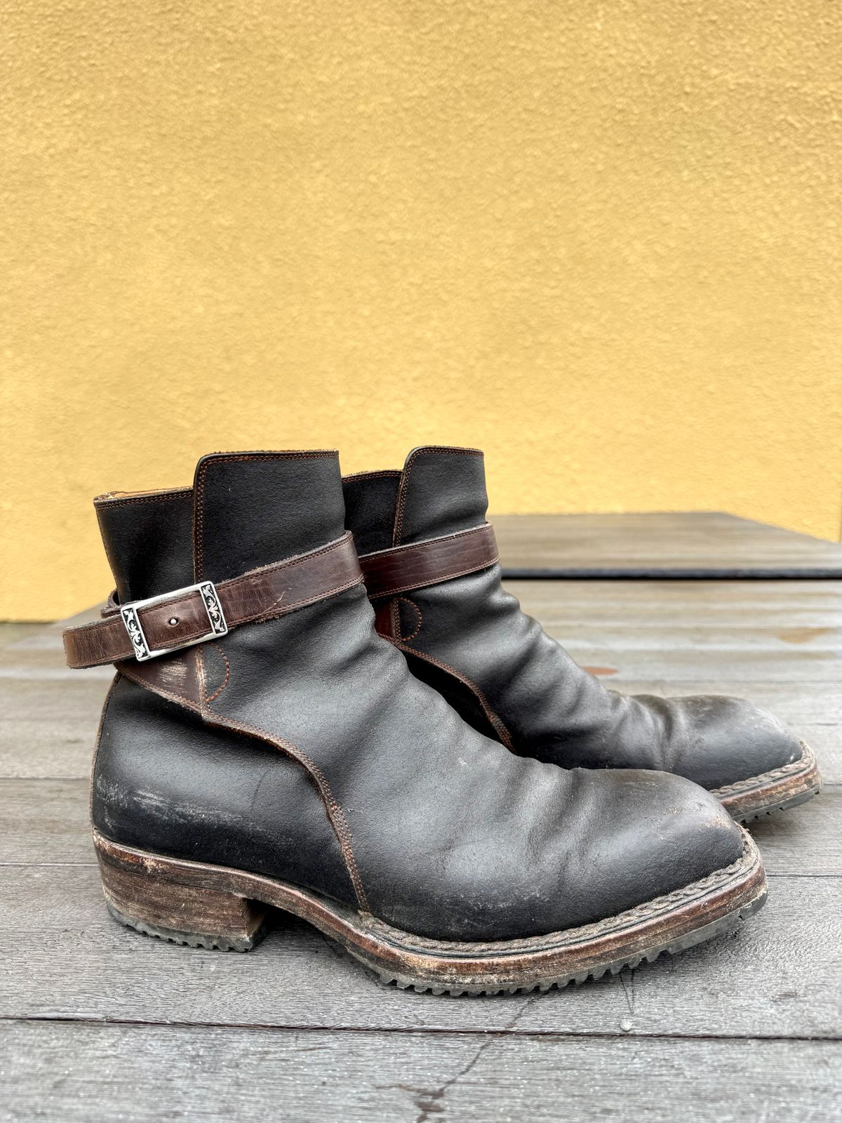 Photo by amara on March 3, 2026 of the Amara hark-weber Custom in Horween Black Waxed Flesh.