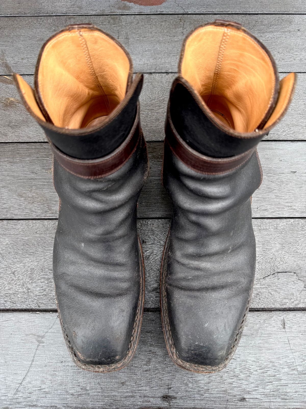 Photo by amara on March 3, 2026 of the Amara hark-weber Custom in Horween Black Waxed Flesh.