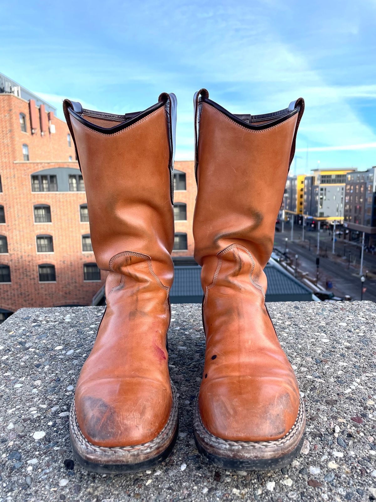 Photo by amara on February 1, 2024 of the Amara Hark-Weber Custom Model in Wickett & Craig Natural Glazed Harness.