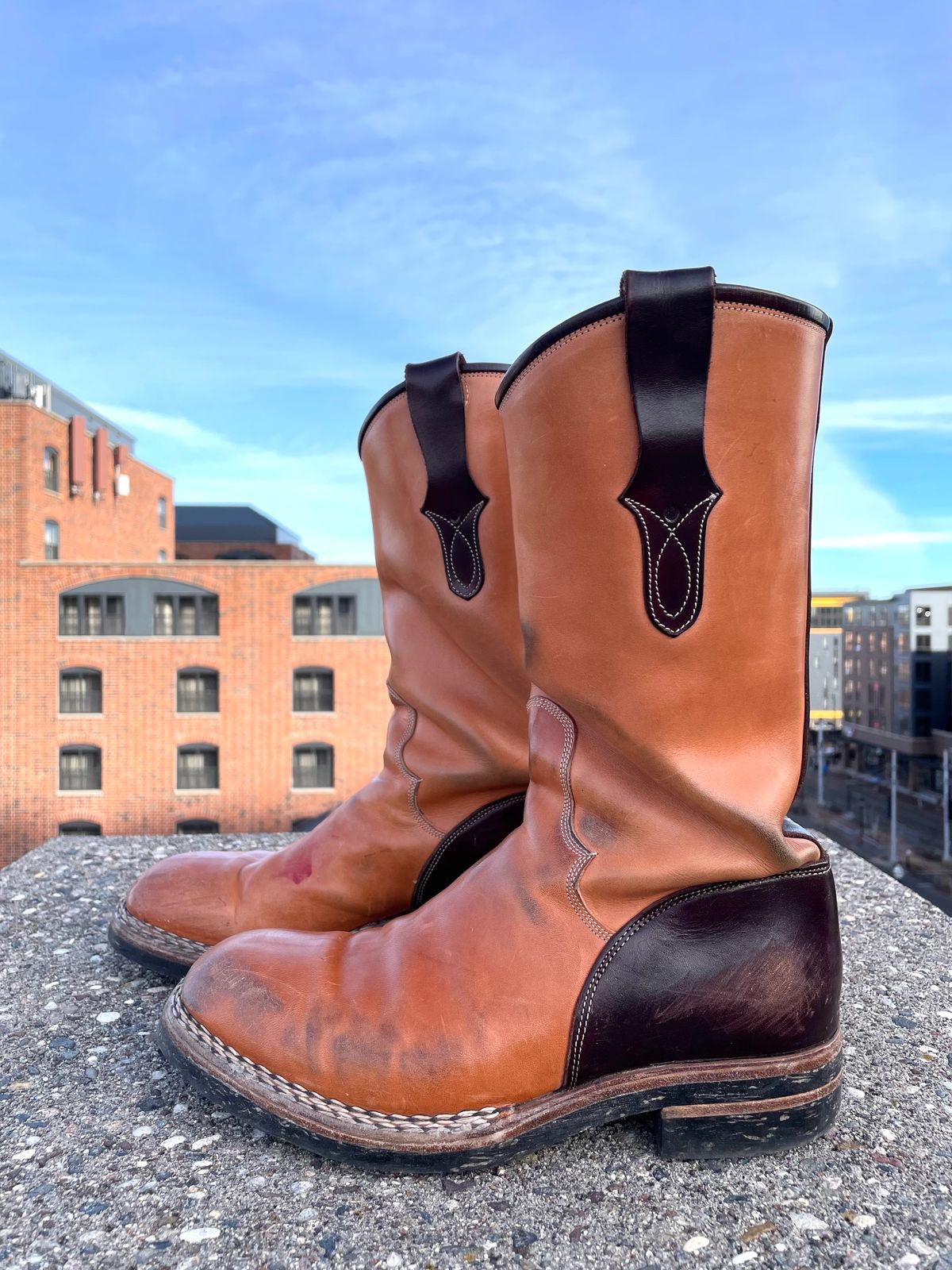 Photo by amara on February 1, 2024 of the Amara Hark-Weber Custom Model in Wickett & Craig Natural Glazed Harness.