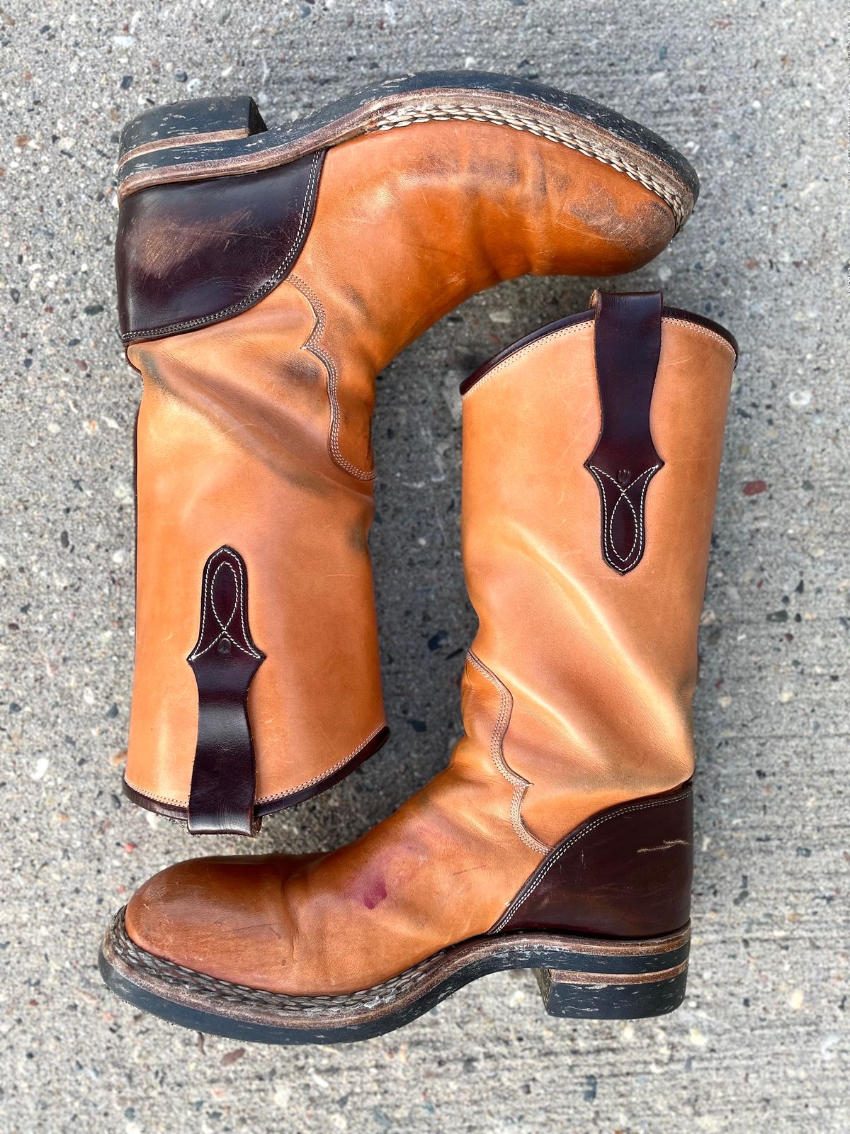Photo by amara on February 1, 2024 of the Amara Hark-Weber Custom Model in Wickett & Craig Natural Glazed Harness.