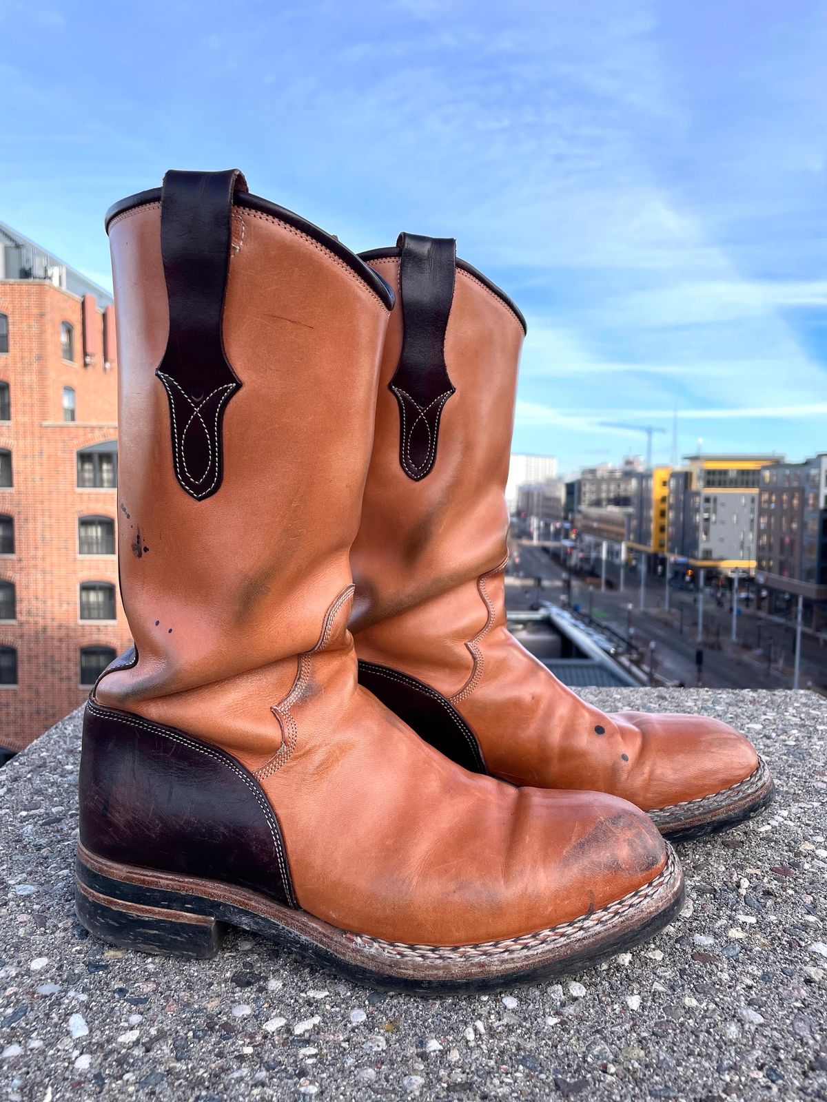 Photo by amara on February 1, 2024 of the Amara Hark-Weber Custom Model in Wickett & Craig Natural Glazed Harness.