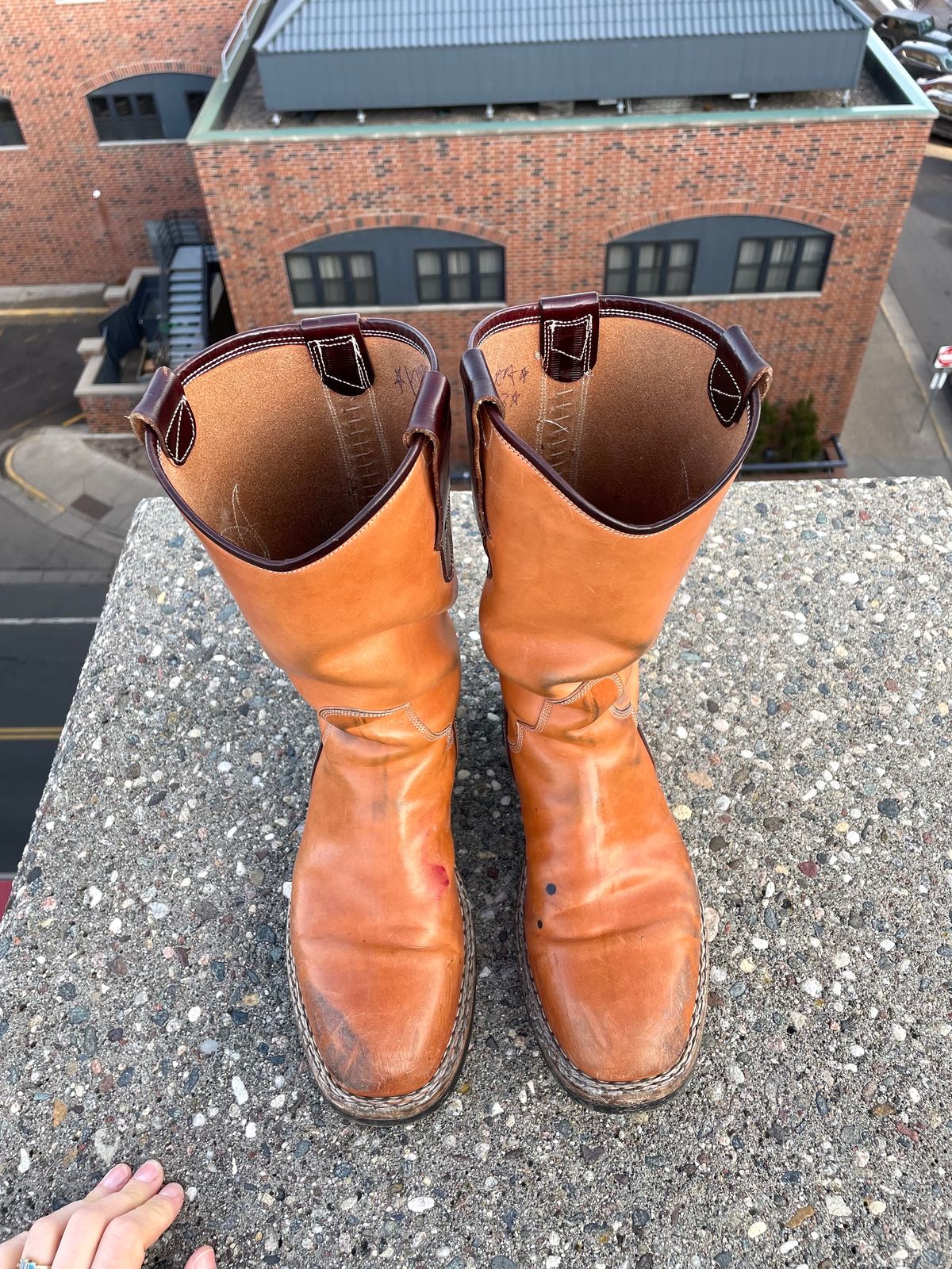Photo by amara on February 1, 2024 of the Amara Hark-Weber Custom Model in Wickett & Craig Natural Glazed Harness.