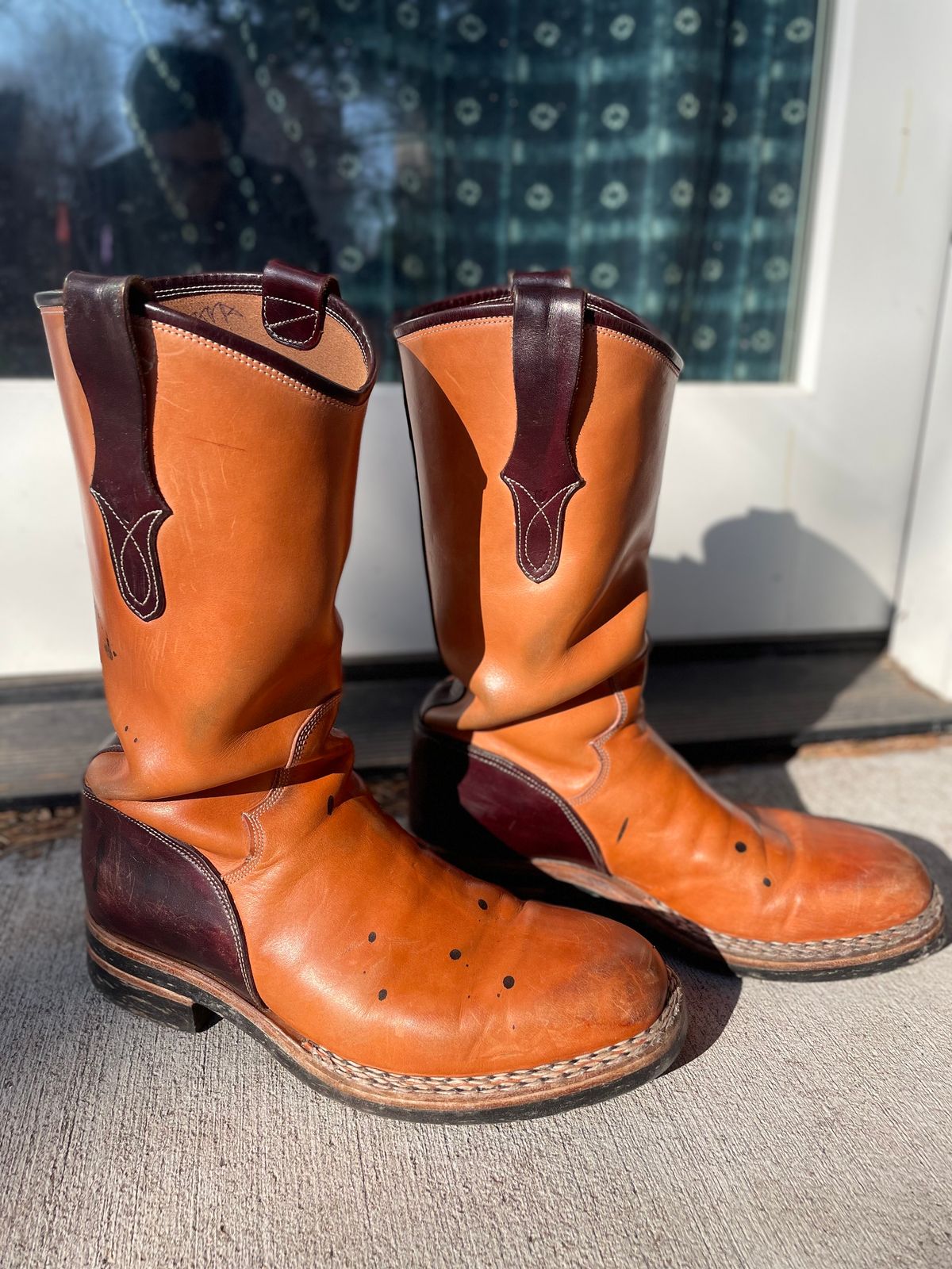 Photo by amara on March 1, 2024 of the Amara Hark-Weber Custom Model in Wickett & Craig Natural Glazed Harness.