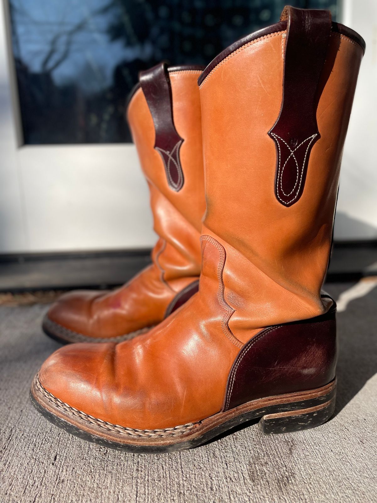 Photo by amara on March 1, 2024 of the Amara Hark-Weber Custom Model in Wickett & Craig Natural Glazed Harness.