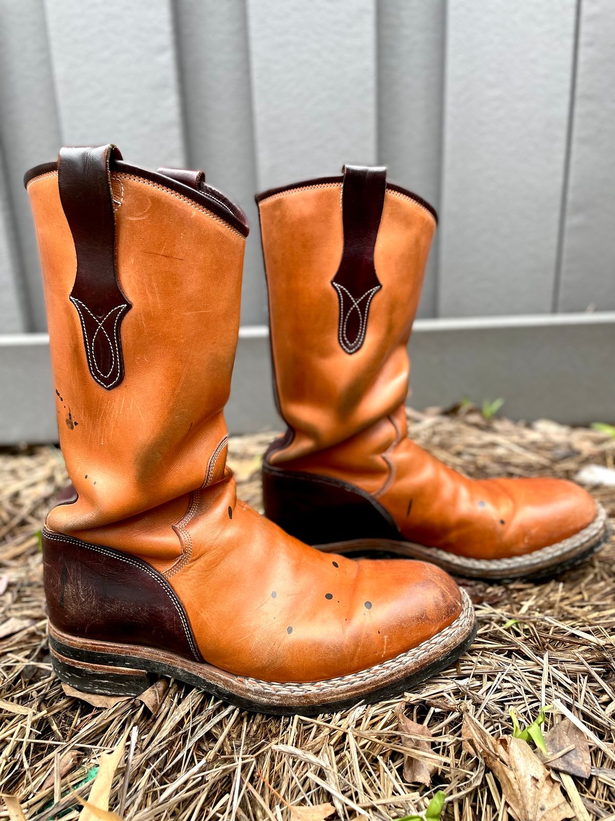Photo by amara on April 1, 2024 of the Amara Hark-Weber Custom Model in Wickett & Craig Natural Glazed Harness.