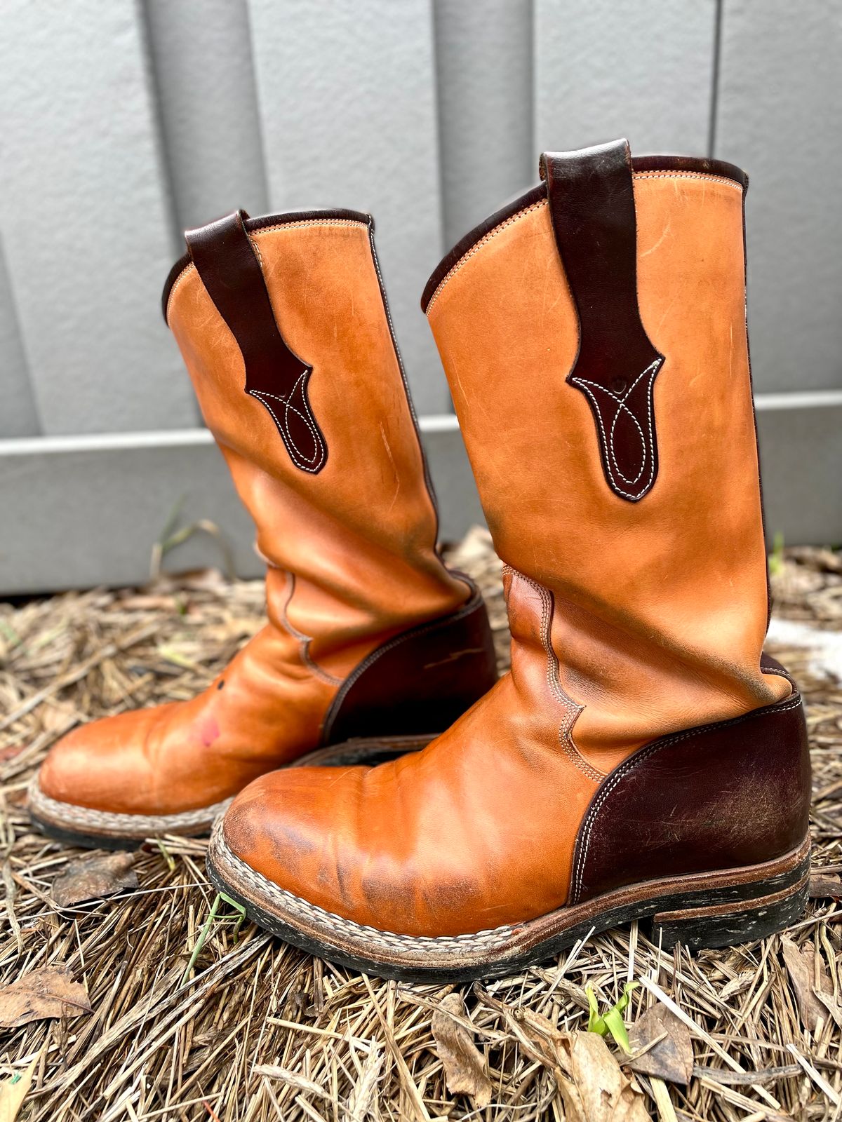 Photo by amara on April 1, 2024 of the Amara Hark-Weber Custom Model in Wickett & Craig Natural Glazed Harness.