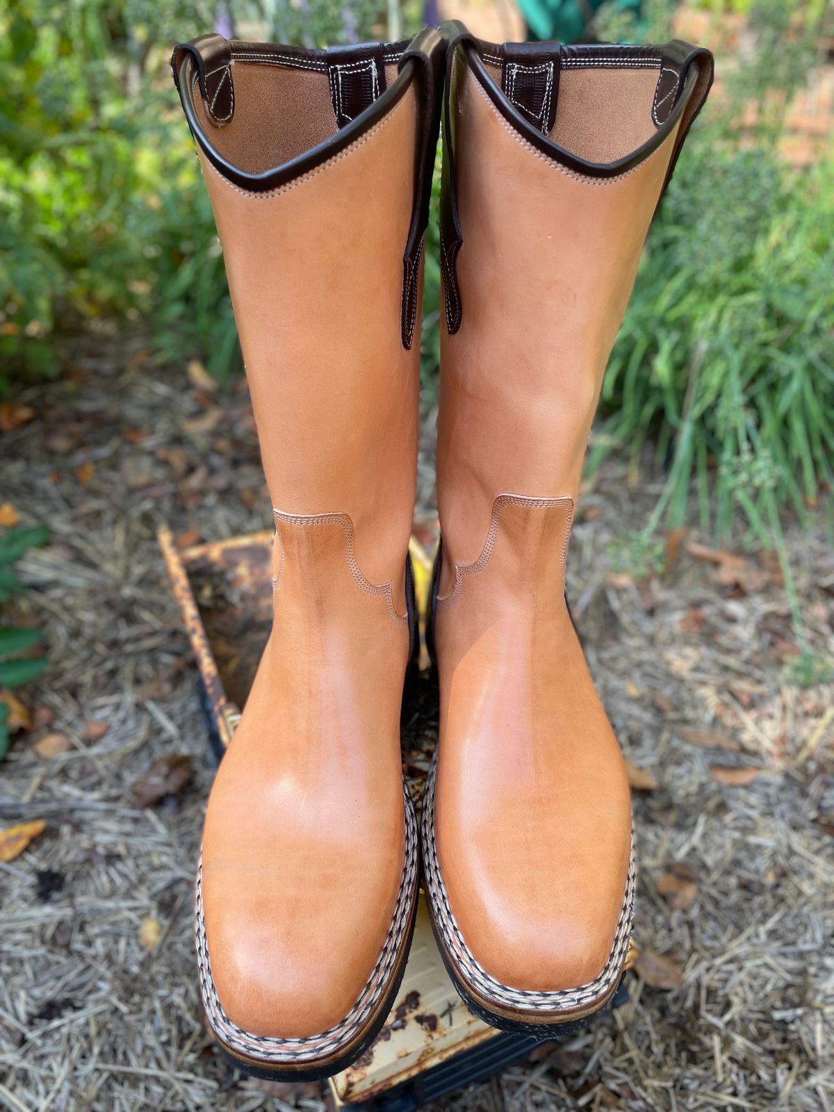 Photo by amara on October 2, 2023 of the Amara Hark-Weber Custom Model in Wickett & Craig Natural Glazed Harness.