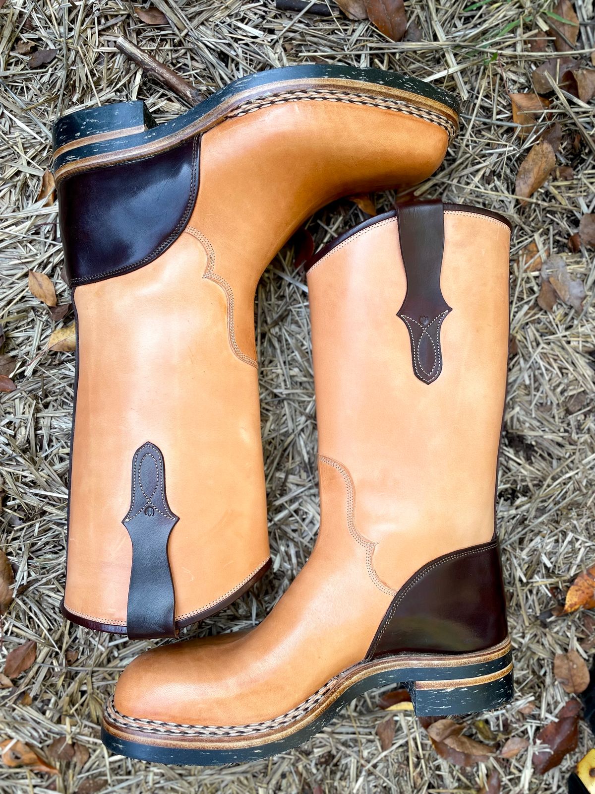 Photo by amara on October 2, 2023 of the Amara Hark-Weber Custom Model in Wickett & Craig Natural Glazed Harness.