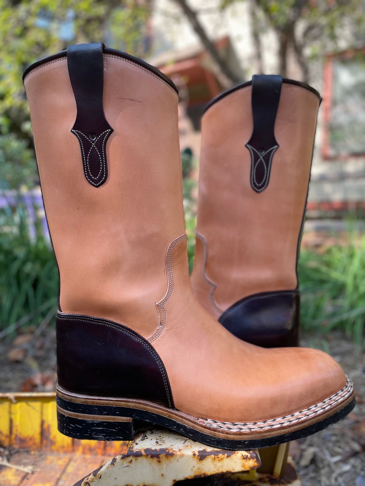 Photo by amara on October 2, 2023 of the Amara Hark-Weber Custom Model in Wickett & Craig Natural Glazed Harness.